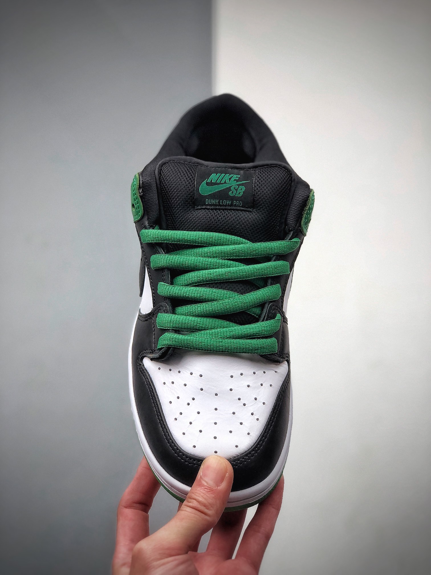 300   NIKE DUNIKE SB LOW PRO SB 黑绿脚趾DuNIKE SB顾名思义BQ6817-302