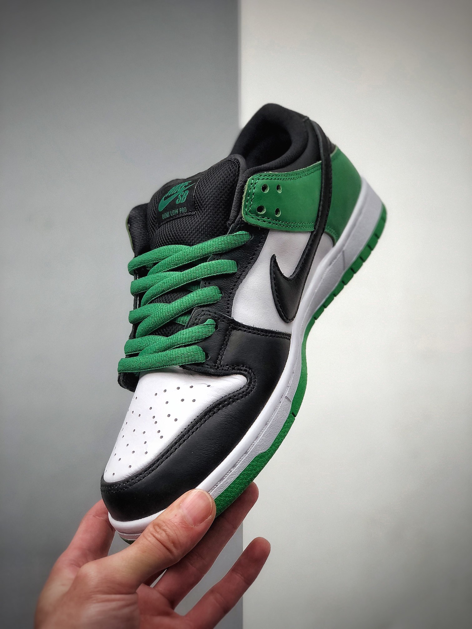 300   NIKE DUNIKE SB LOW PRO SB 黑绿脚趾DuNIKE SB顾名思义BQ6817-302