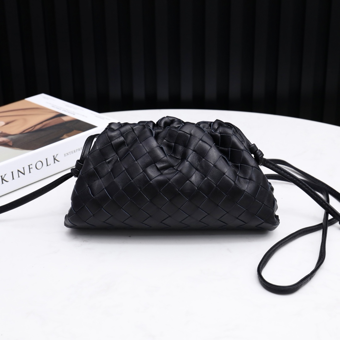 Bottega Veneta сумка Cloud Bag крупная плетёная через плечо