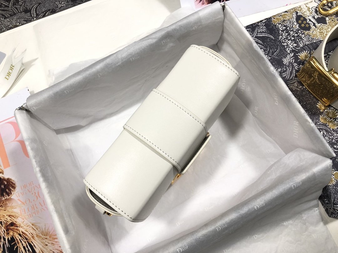 迪奥Dior顶级进口原厂牛皮️️盒子包平纹30Montaigne精巧的手袋采用光面牛皮革精心制作打造优雅