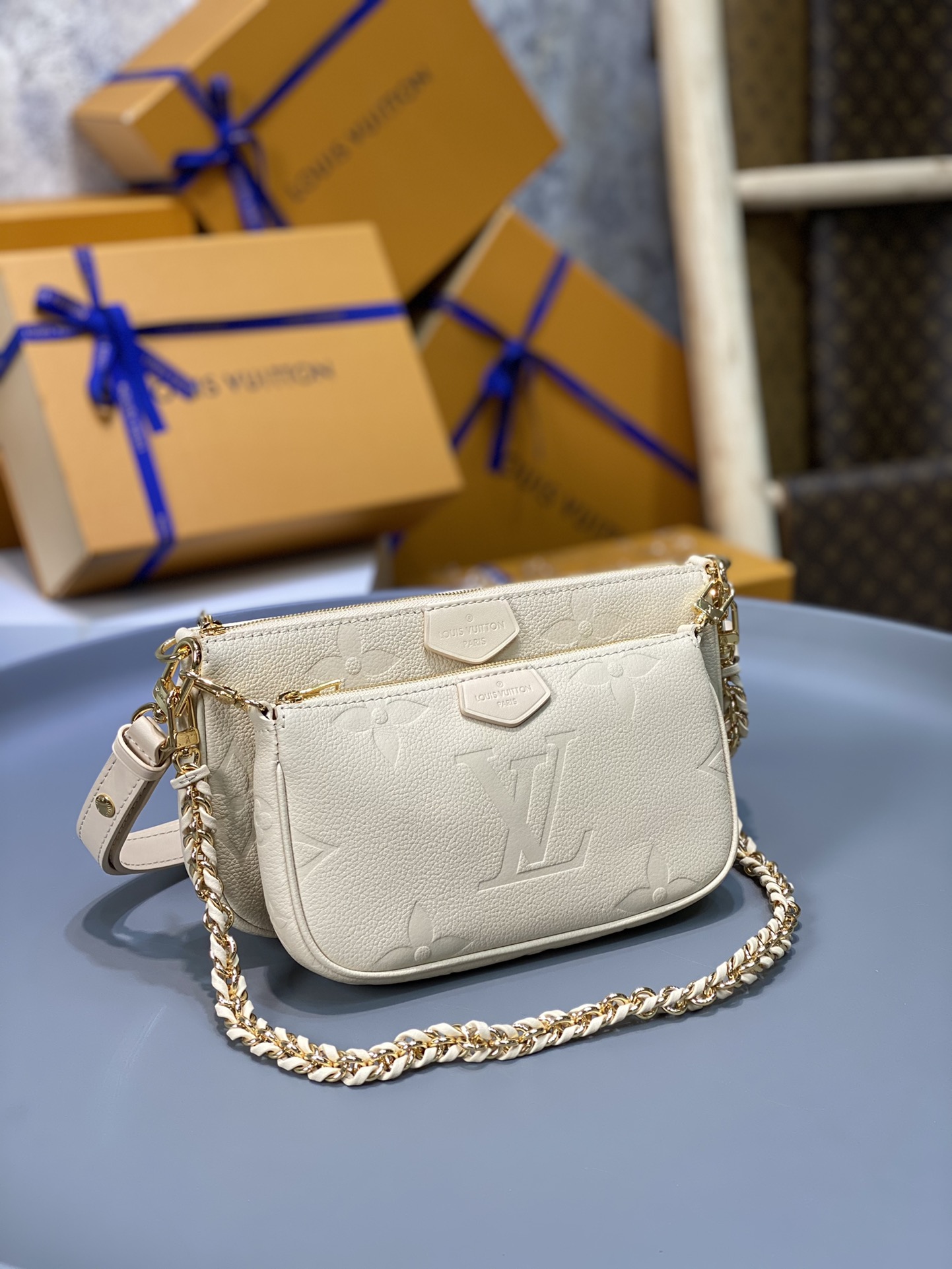 NO:176657,Duty-free version - Model M80447 Multi ochette Accessories handbags are built with a three-piece vibrant design with Monogram canvas, equipped with multiple pockets and compartments. Adjustable gold chain and Louis Vuitton jacquard straps provide crossbody and other carrying methods. Size 24 x 13.5 x 4cm,,louis vuitton19860909免税版本 - 型号 M80447 Multi ochette Accessories 手袋以 Monogram 帆布构筑三件合一的活力设计,另配备多个口袋和隔层.可调节金色链条与路易威登铭纹提花肩带提供斜挎等多种背携方式. 尺寸24 x 13.5 x 4cm,,louis vuitton,Bag