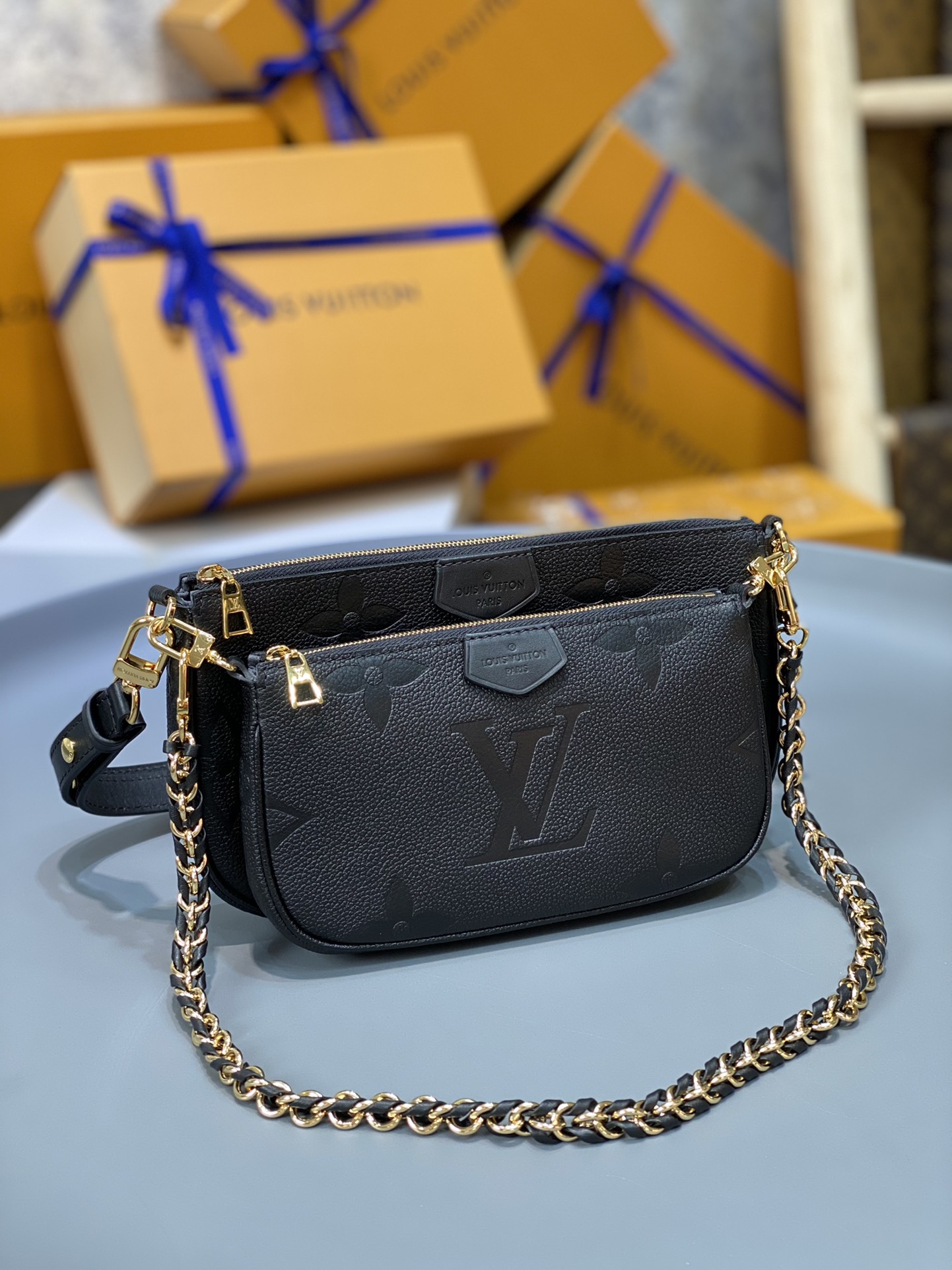 NO:176629,Duty-free version - Model M80399 Multi ochette Accessories handbags are built with a three-piece vibrant design with Monogram canvas, equipped with multiple pockets and compartments. Adjustable gold chain and Louis Vuitton jacquard straps provide crossbody and other carrying methods. Size 24 x 13.5 x 4cm,,louis vuitton19860909免税版本 - 型号 M80399 Multi ochette Accessories 手袋以 Monogram 帆布构筑三件合一的活力设计,另配备多个口袋和隔层.可调节金色链条与路易威登铭纹提花肩带提供斜挎等多种背携方式. 尺寸24 x 13.5 x 4cm,,louis vuitton,Bag