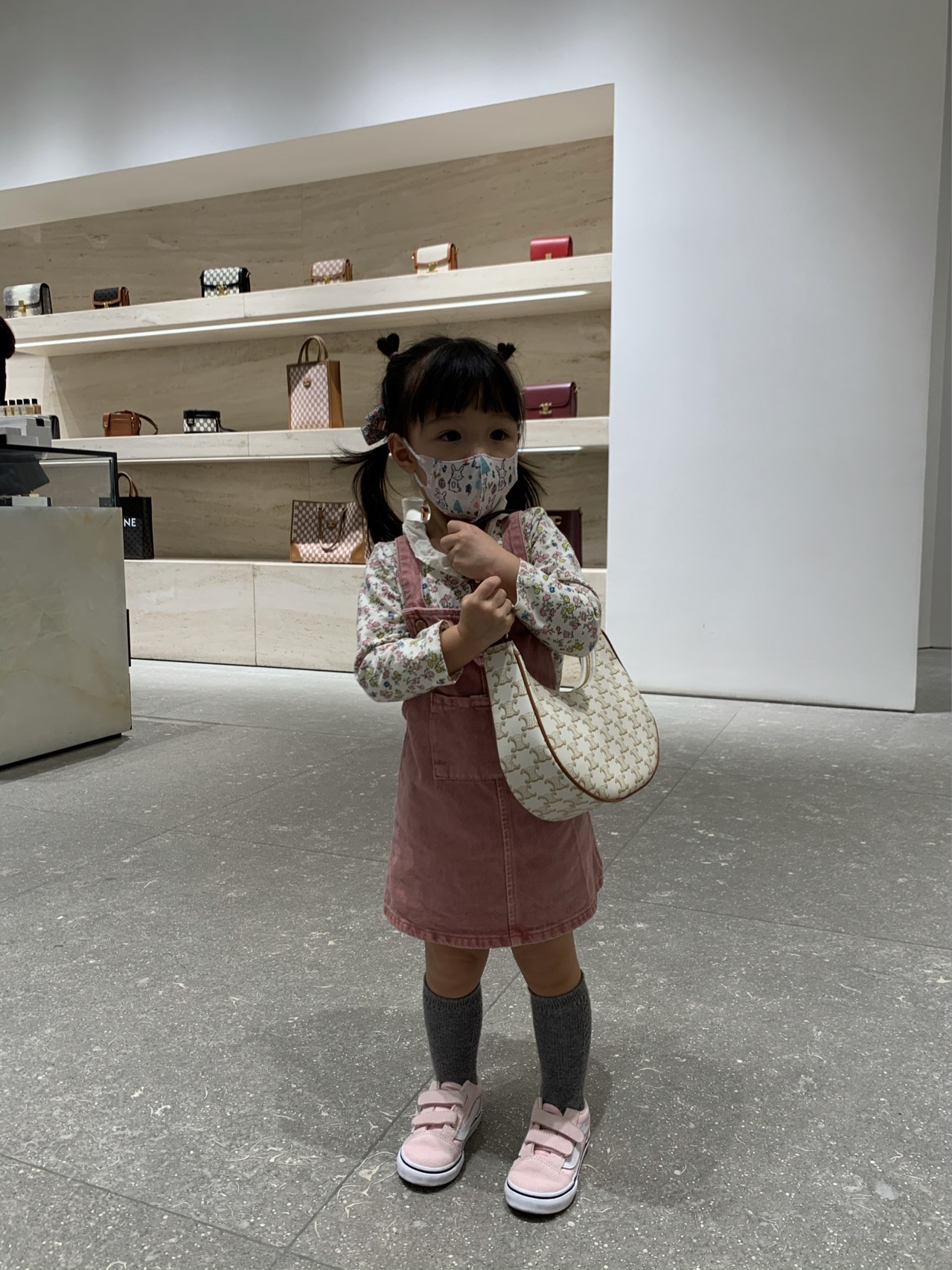 CELINE AVA 白花Ttiomphe腋下包 193952