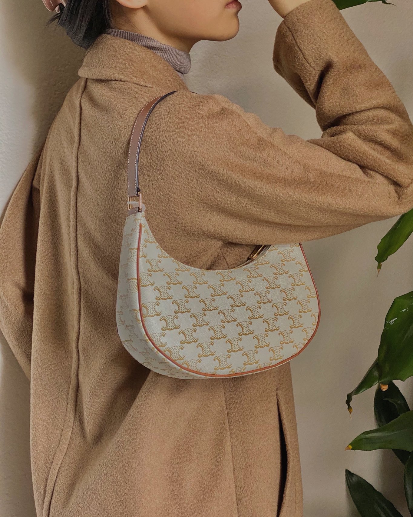 CELINE AVA 白花Ttiomphe腋下包 193952