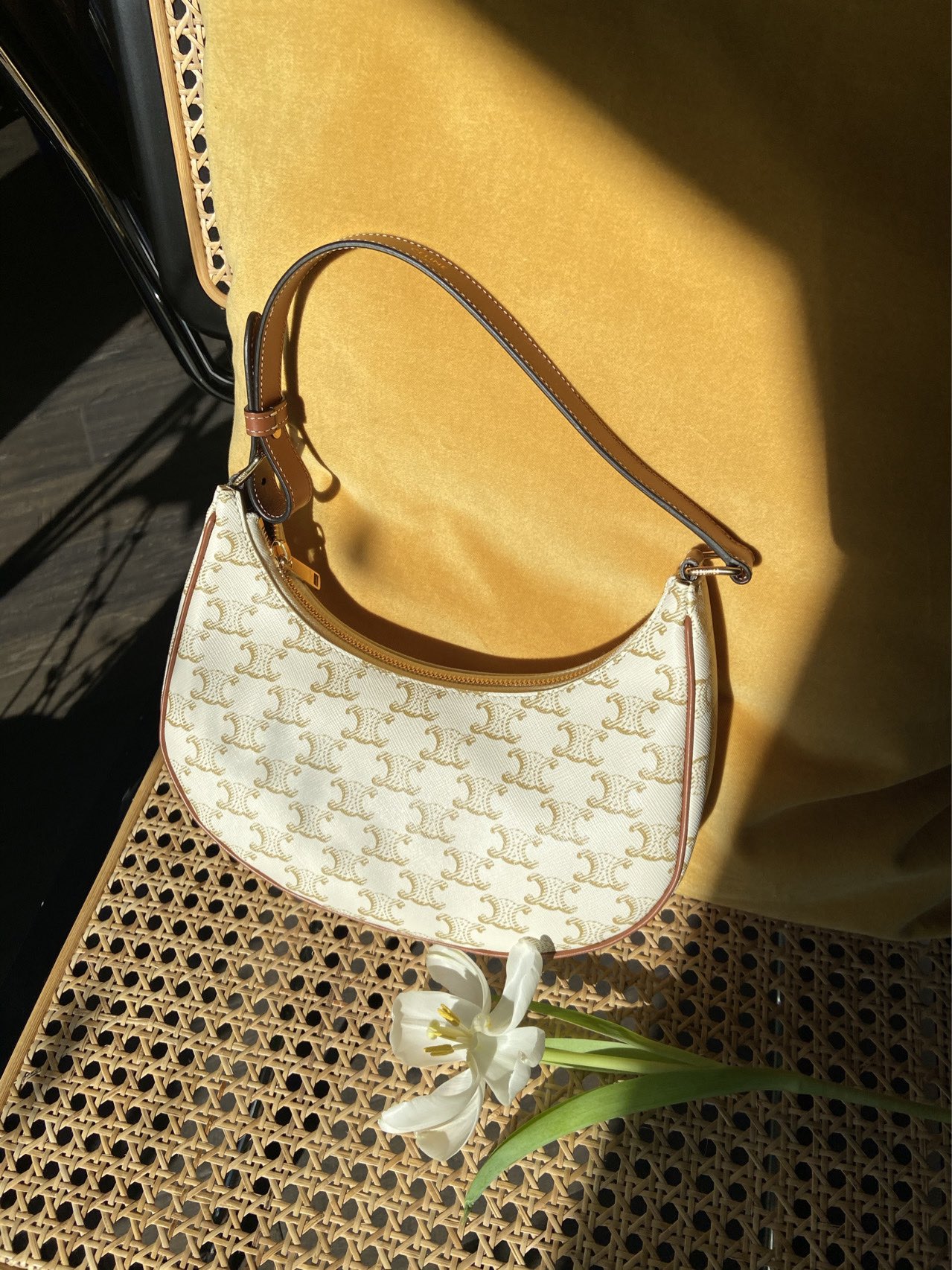 CELINE AVA 白花Ttiomphe腋下包 193952