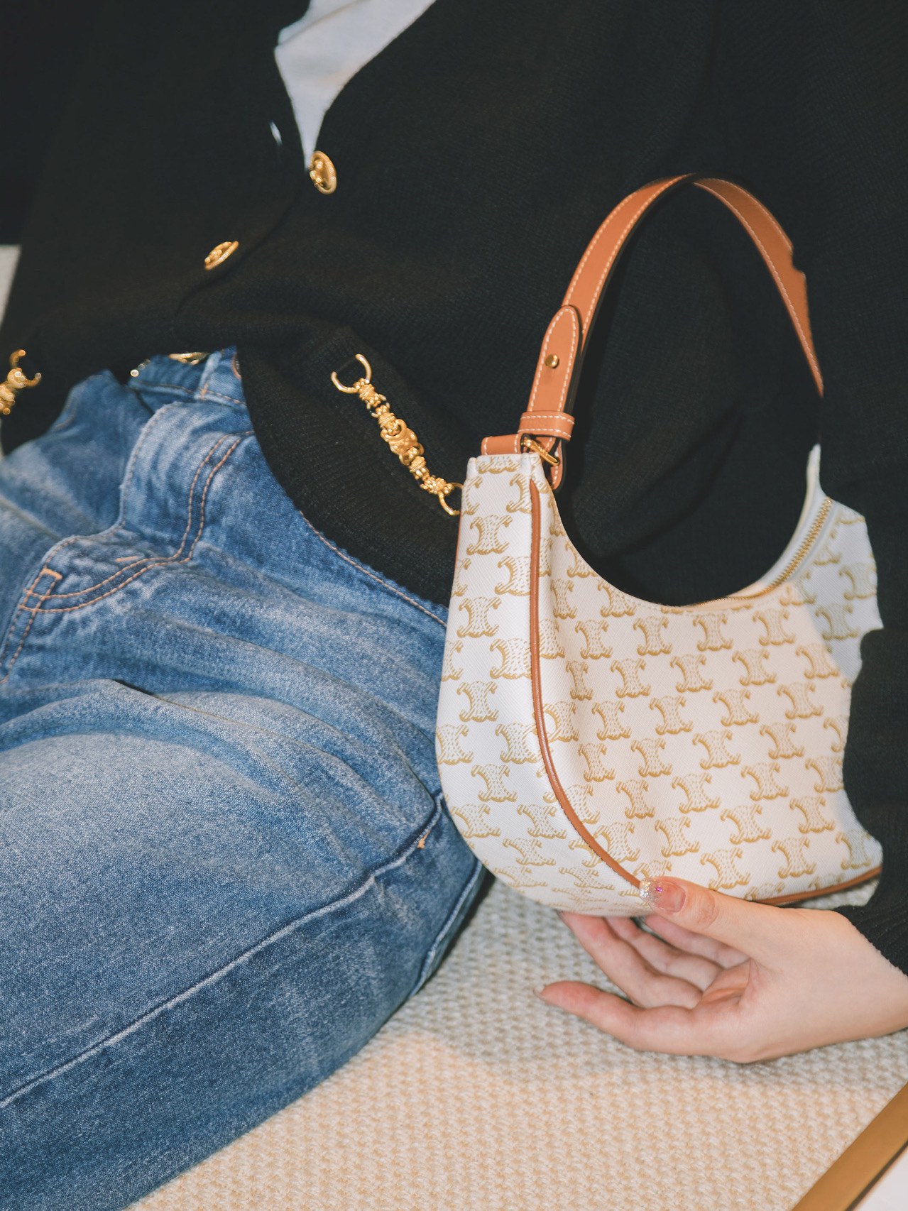 CELINE AVA 白花Ttiomphe腋下包 193952