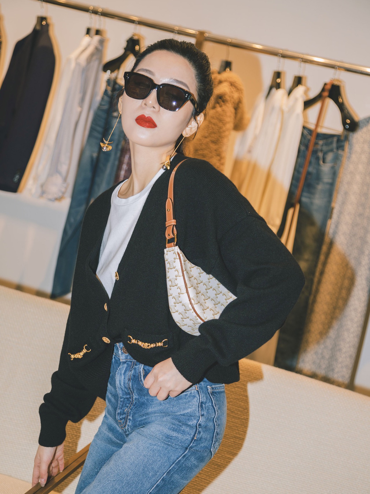 CELINE AVA 白花Ttiomphe腋下包 193952