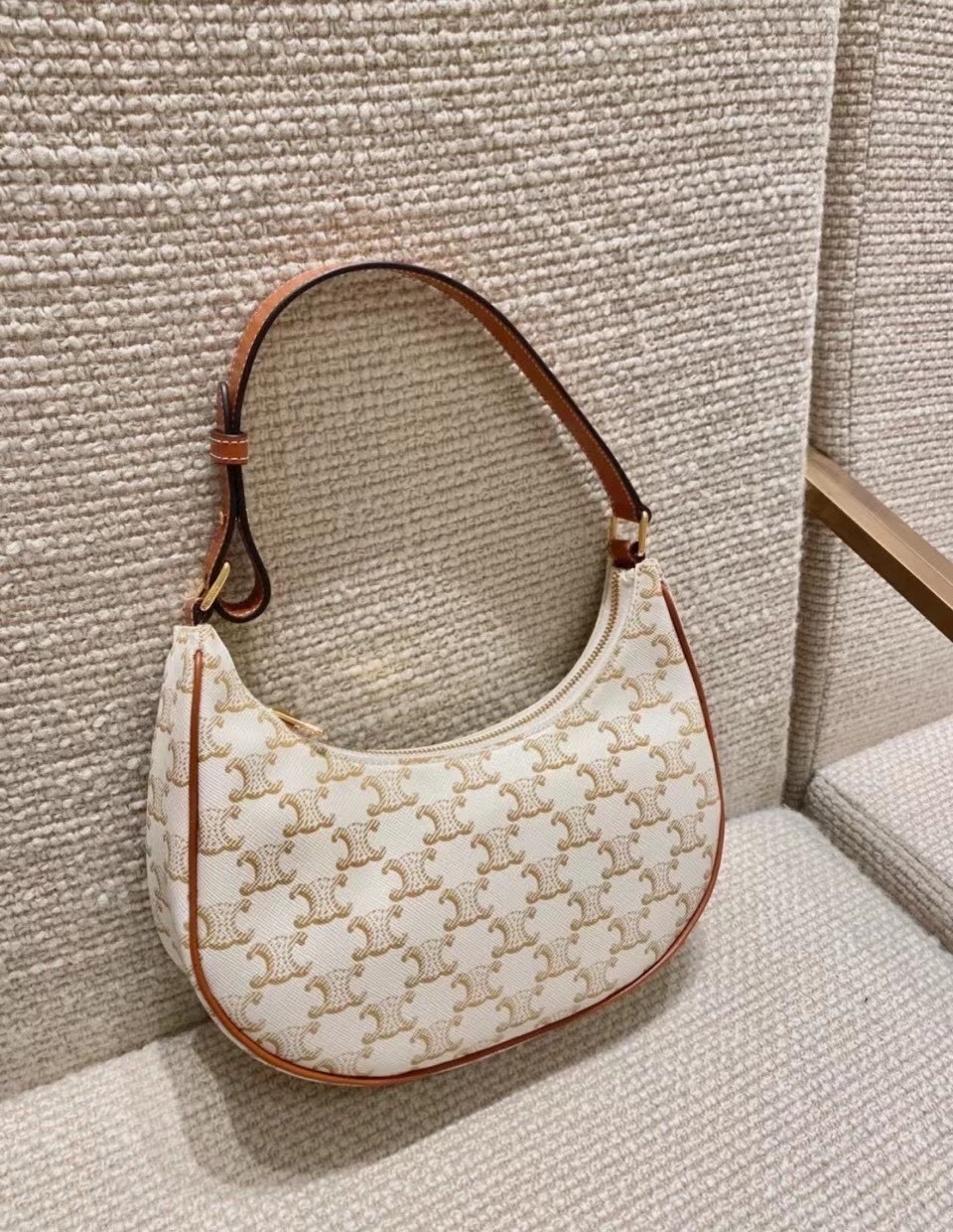 CELINE AVA 白花Ttiomphe腋下包 193952