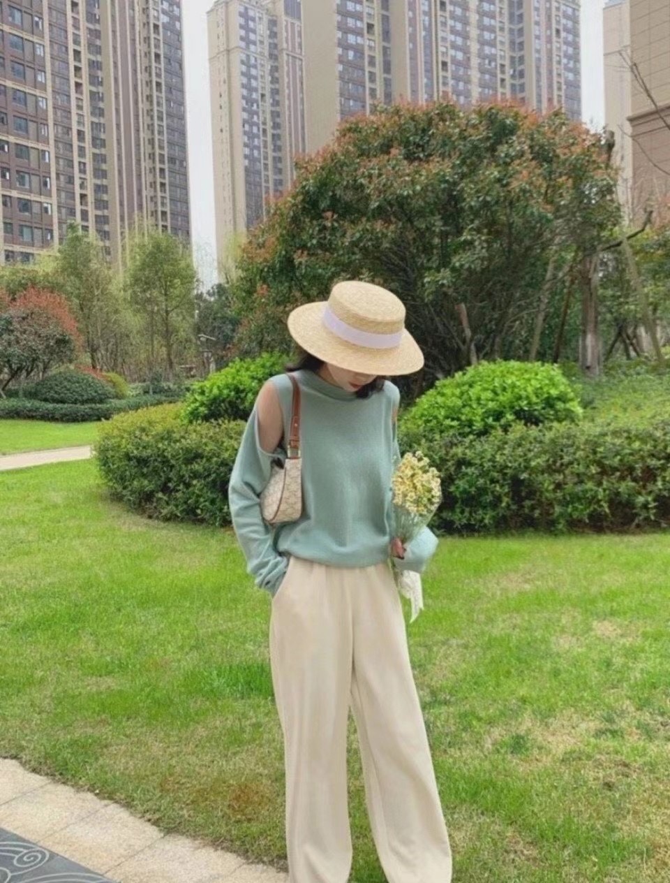 CELINE AVA 白花Ttiomphe腋下包 193952