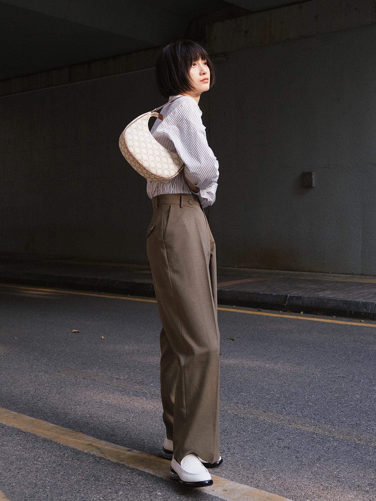 CELINE AVA 白花Ttiomphe腋下包 193952