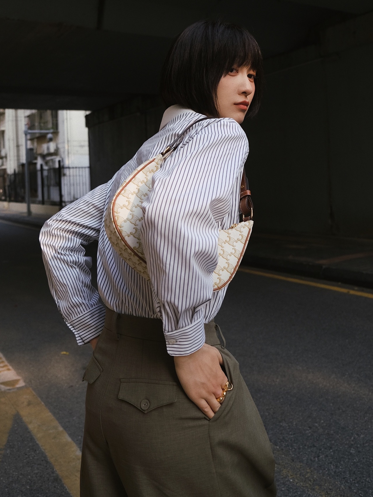 CELINE AVA 白花Ttiomphe腋下包 193952