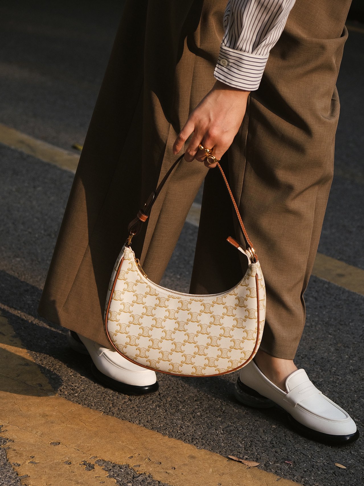 CELINE AVA 白花Ttiomphe腋下包 193952