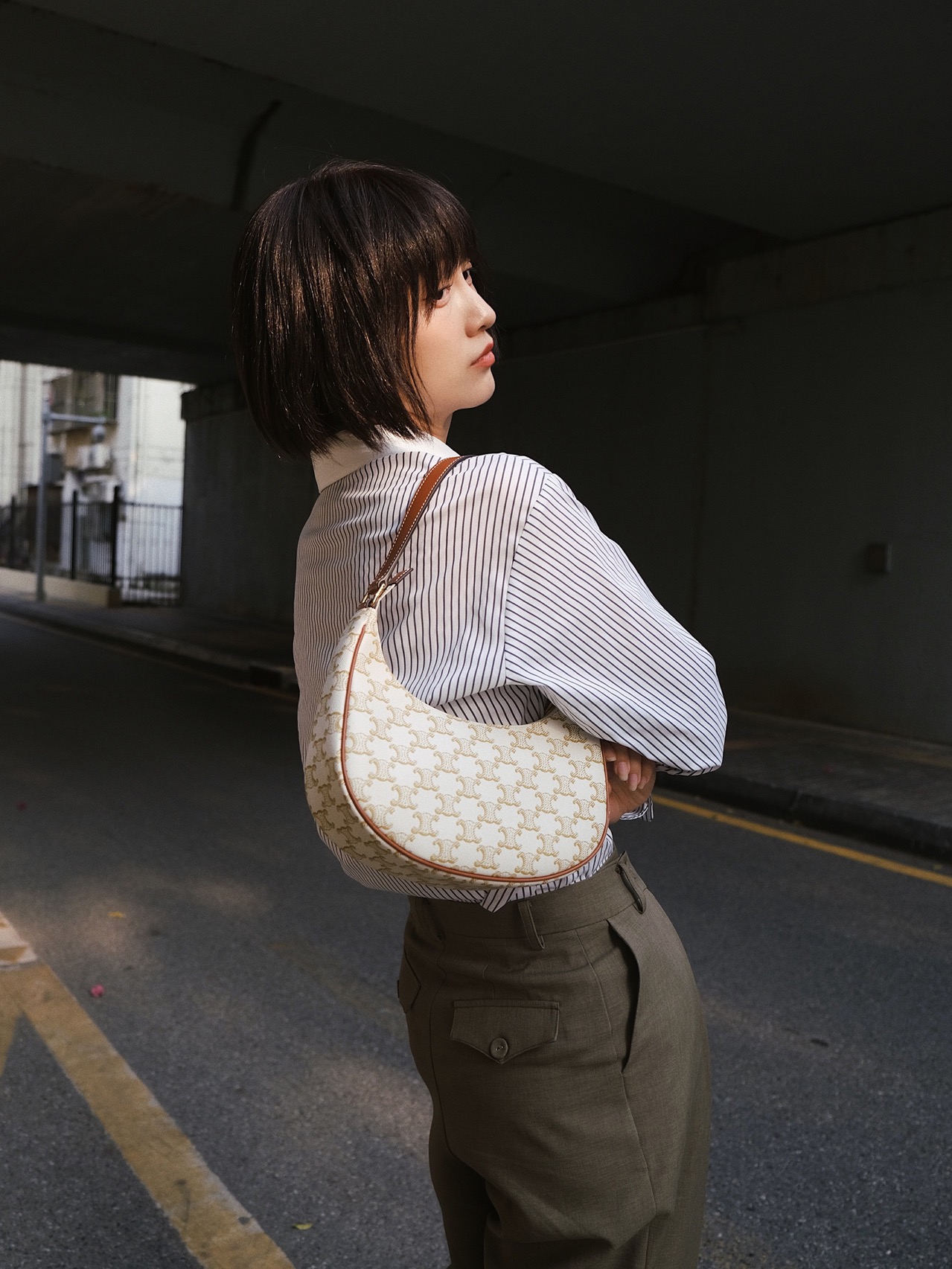 CELINE AVA 白花Ttiomphe腋下包 193952