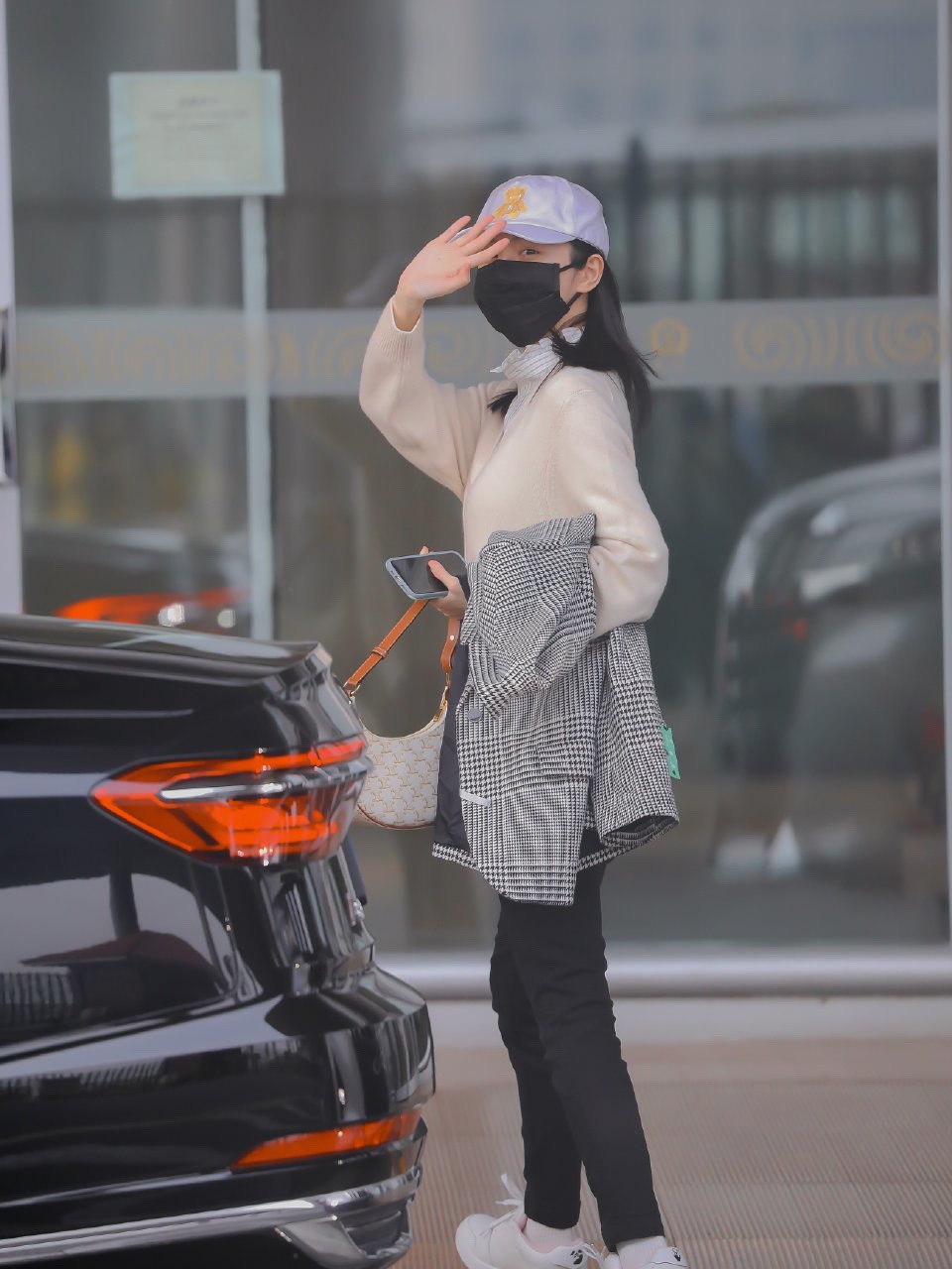 CELINE AVA 白花Ttiomphe腋下包 193952