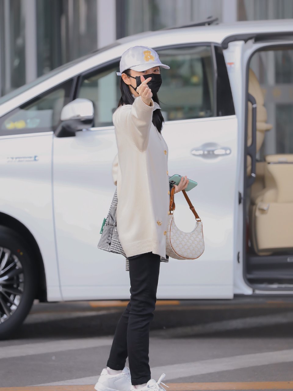 CELINE AVA 白花Ttiomphe腋下包 193952