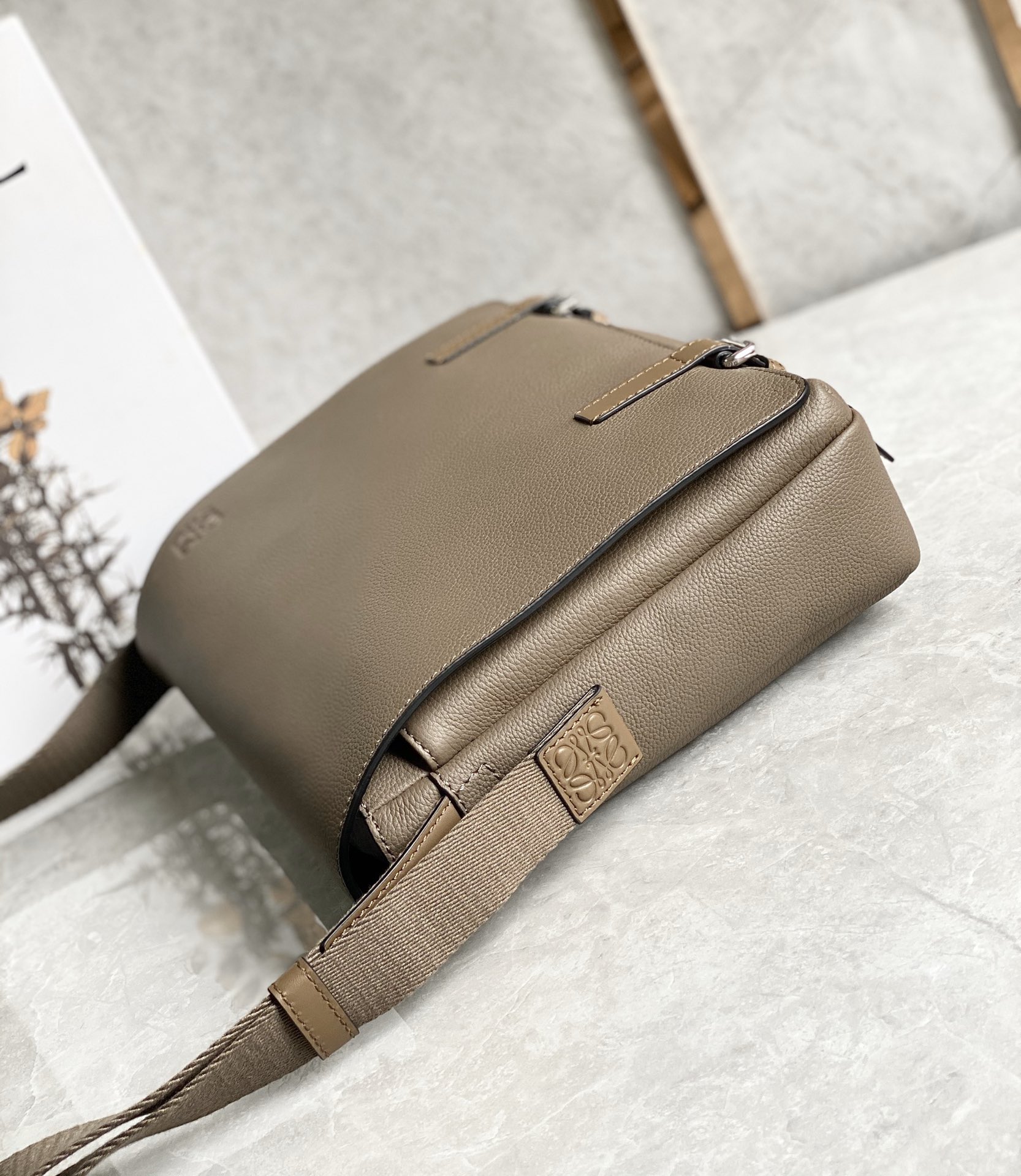 Loewe 柔软粒面牛皮革军用邮差包B553A14X03灰色