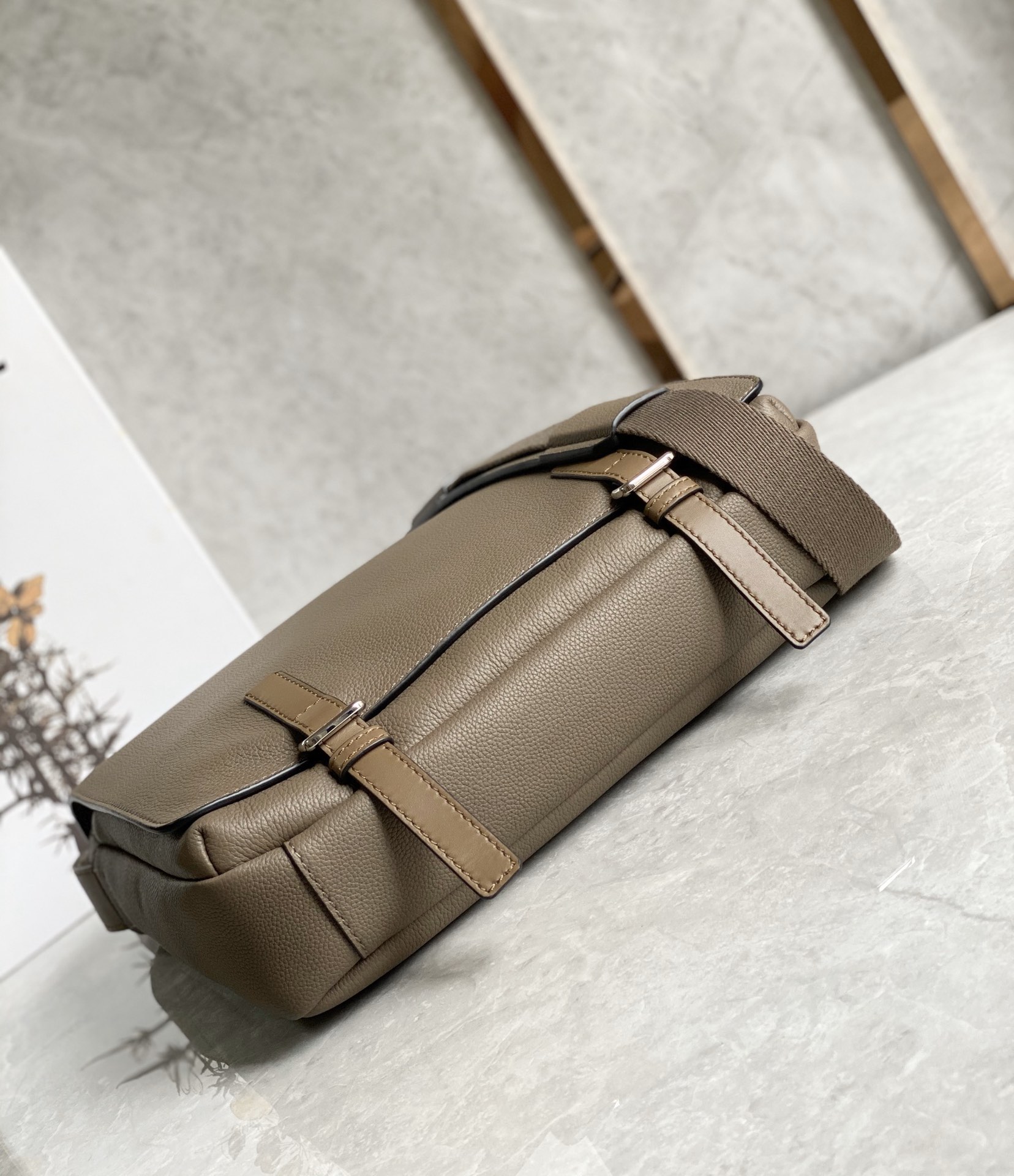 Loewe 柔软粒面牛皮革军用邮差包B553A14X03灰色