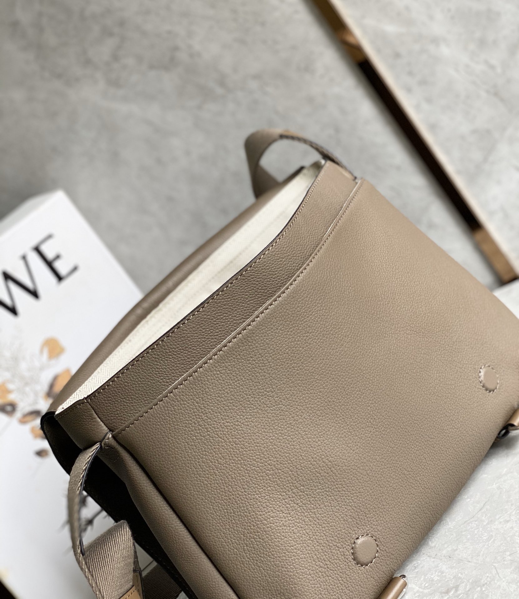 Loewe 柔软粒面牛皮革军用邮差包B553A14X03灰色