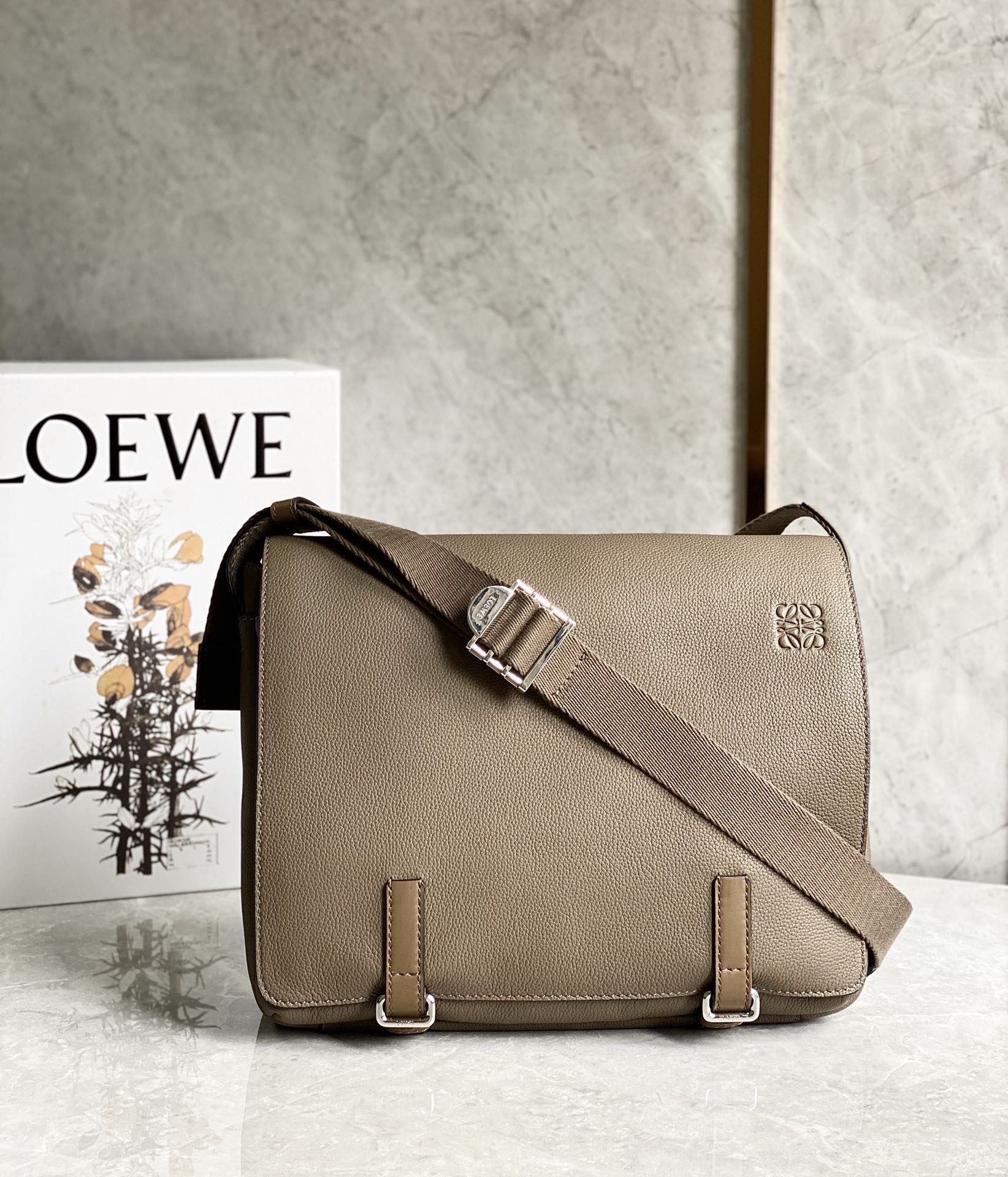 Loewe 柔软粒面牛皮革军用邮差包B553A14X03灰色