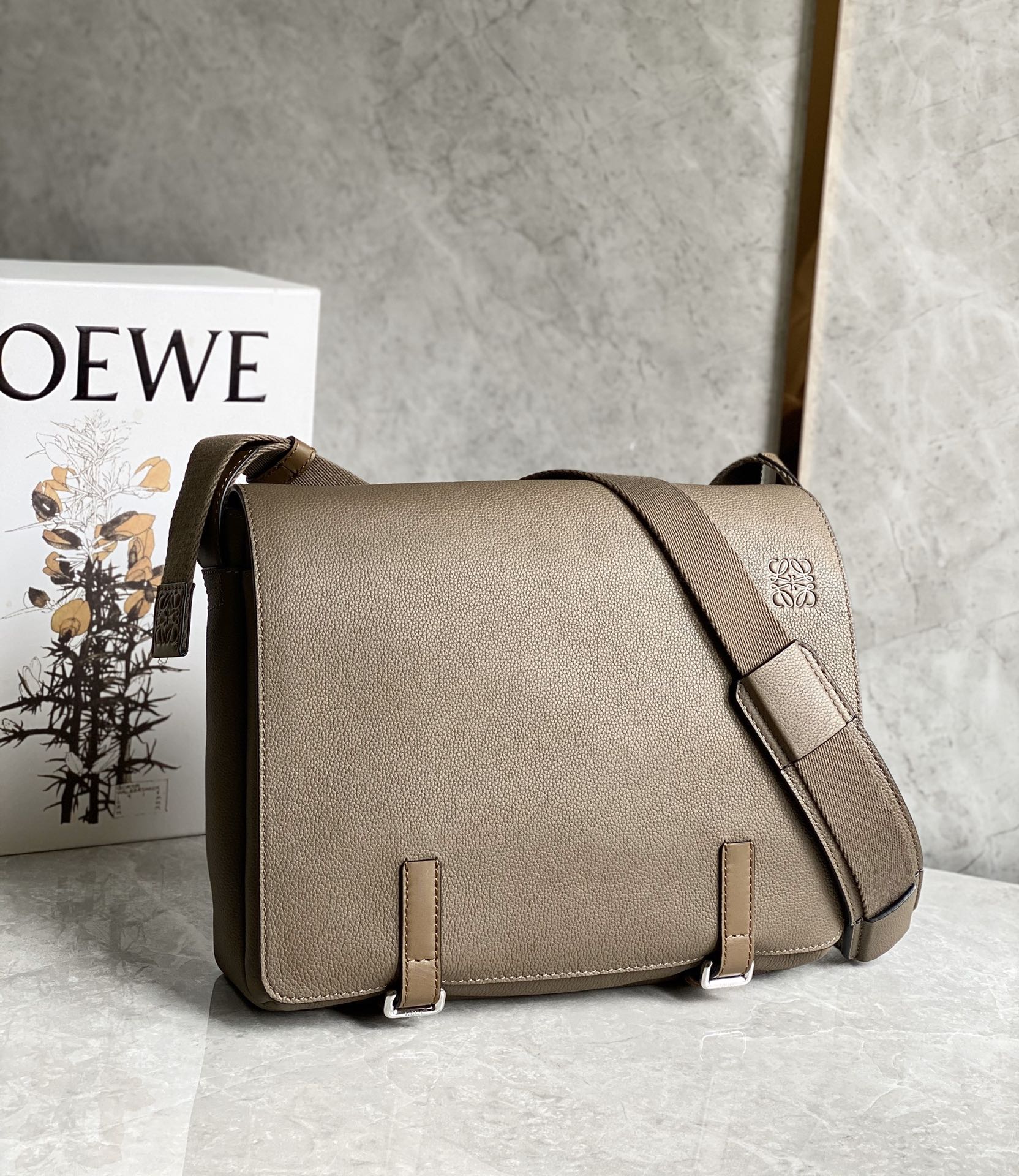 Loewe 柔软粒面牛皮革军用邮差包B553A14X03灰色