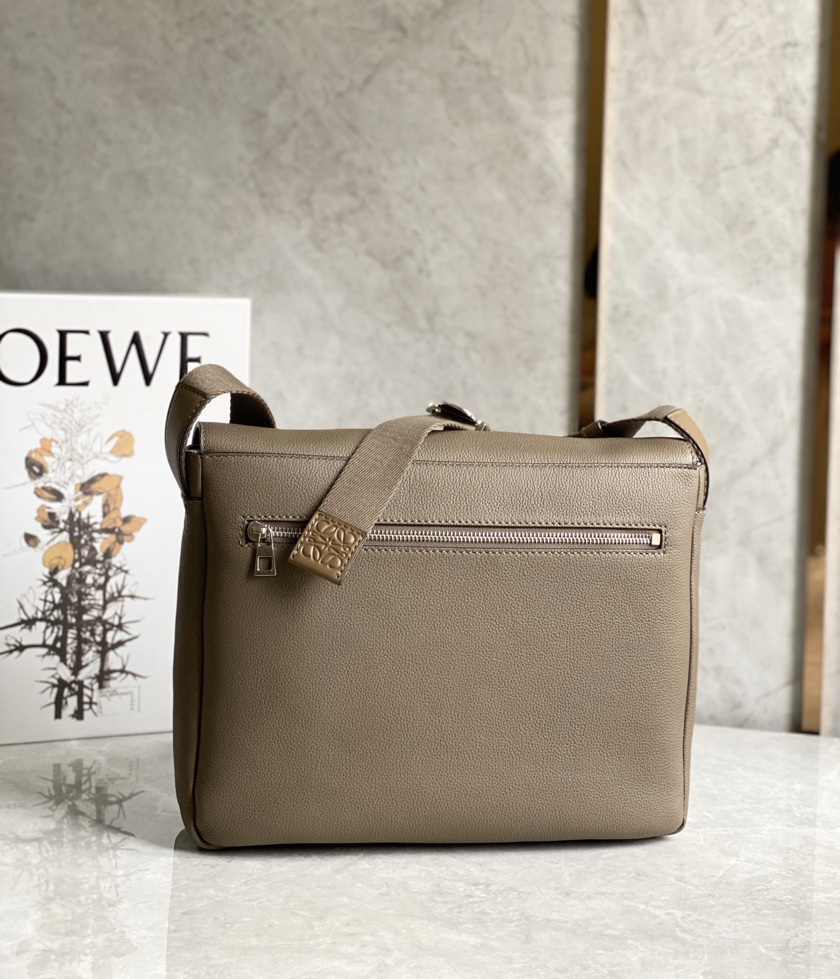 Loewe 柔软粒面牛皮革军用邮差包B553A14X03灰色