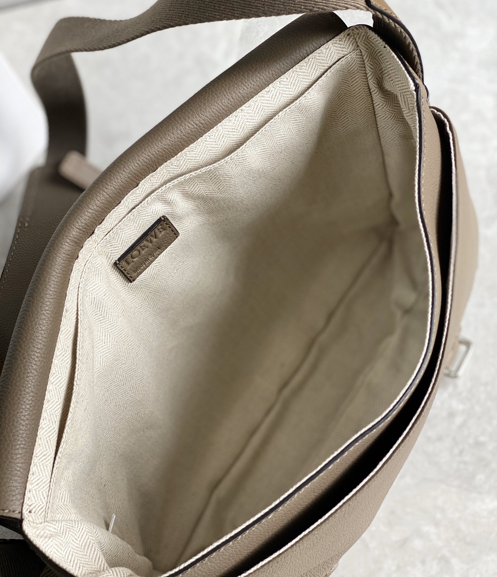Loewe 柔软粒面牛皮革军用邮差包B553A14X03灰色