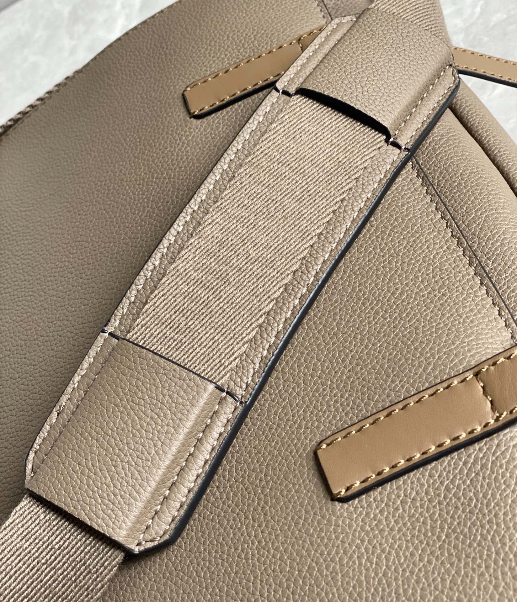 Loewe 柔软粒面牛皮革军用邮差包B553A14X03灰色