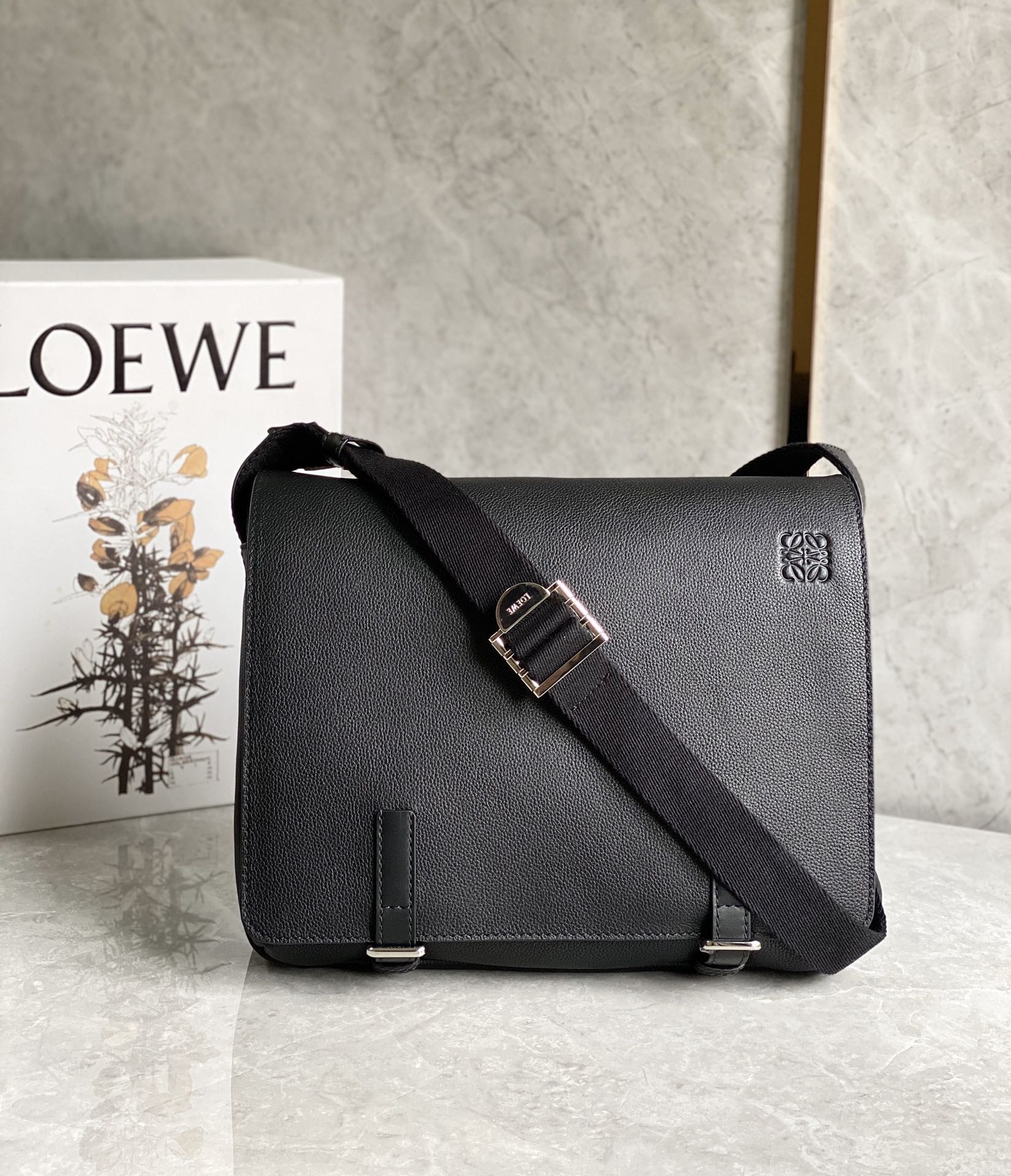 Loewe 柔软粒面牛皮革军用邮差包 B553A14X03