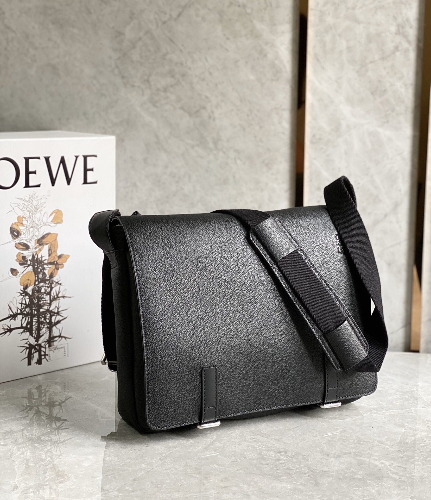 Loewe 柔软粒面牛皮革军用邮差包 B553A14X03