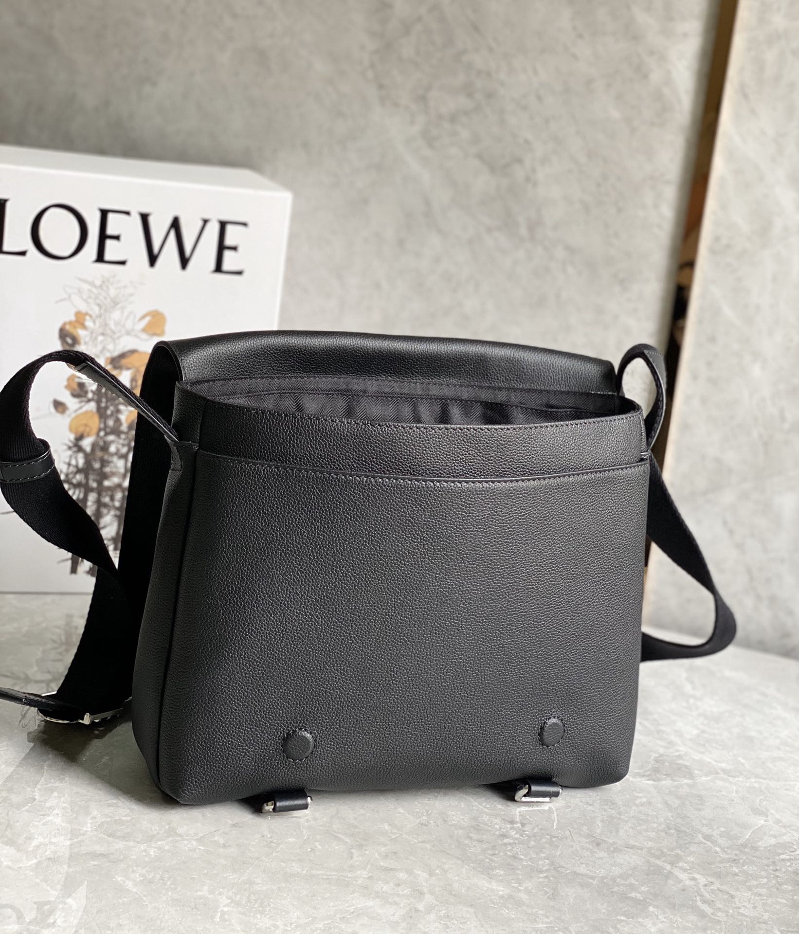 Loewe 柔软粒面牛皮革军用邮差包 B553A14X03