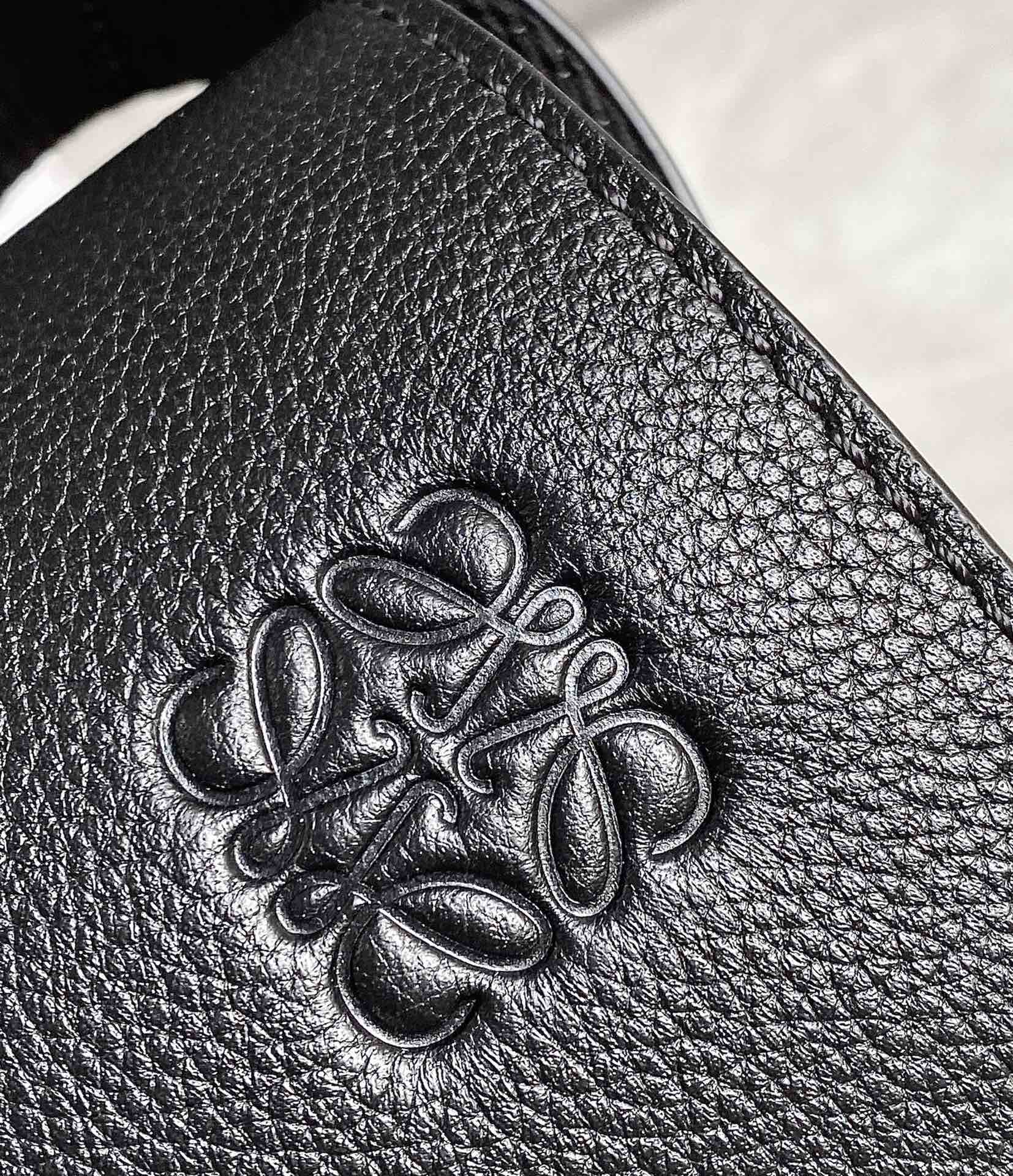 Loewe 柔软粒面牛皮革军用邮差包 B553A14X03