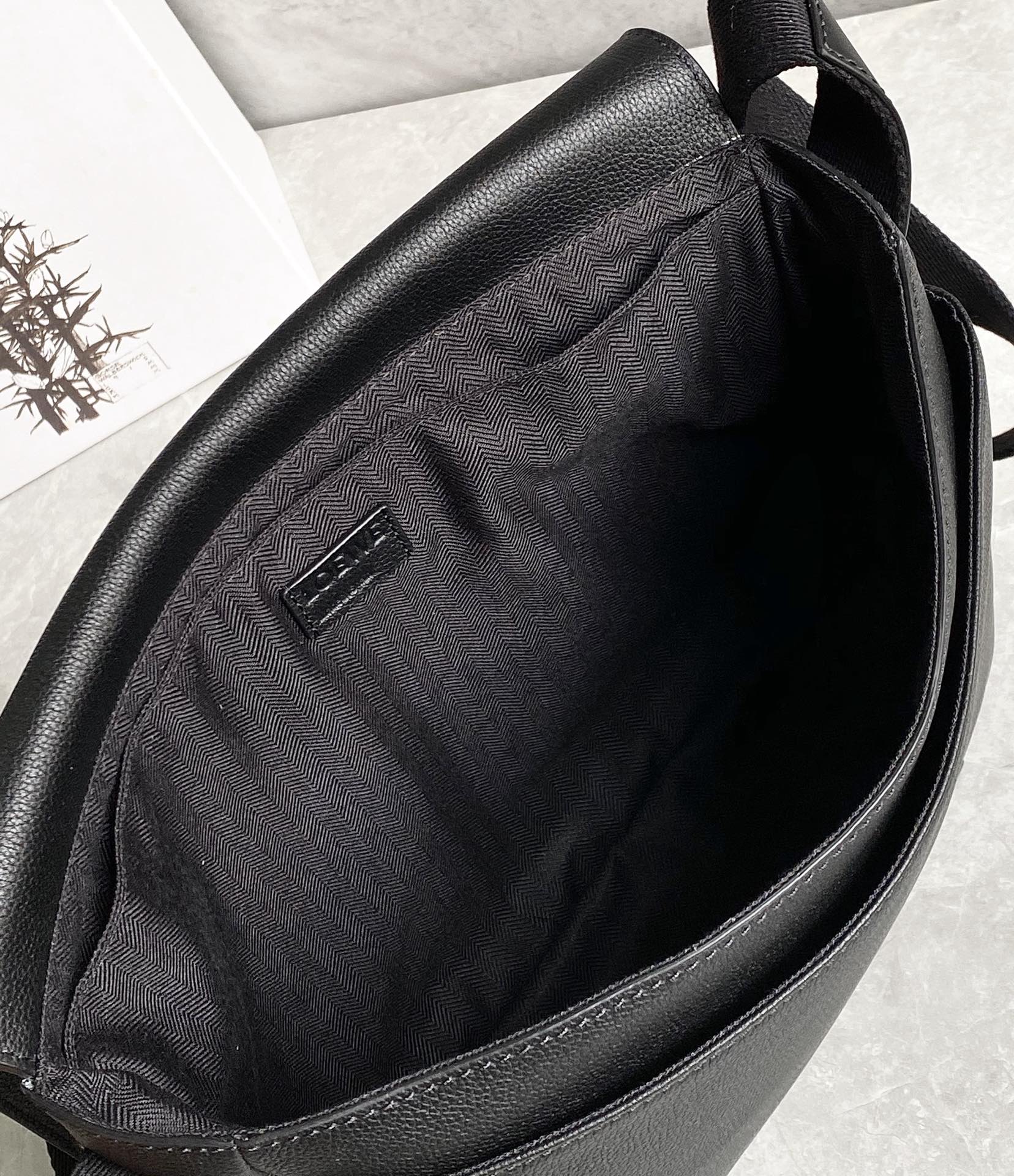Loewe 柔软粒面牛皮革军用邮差包 B553A14X03