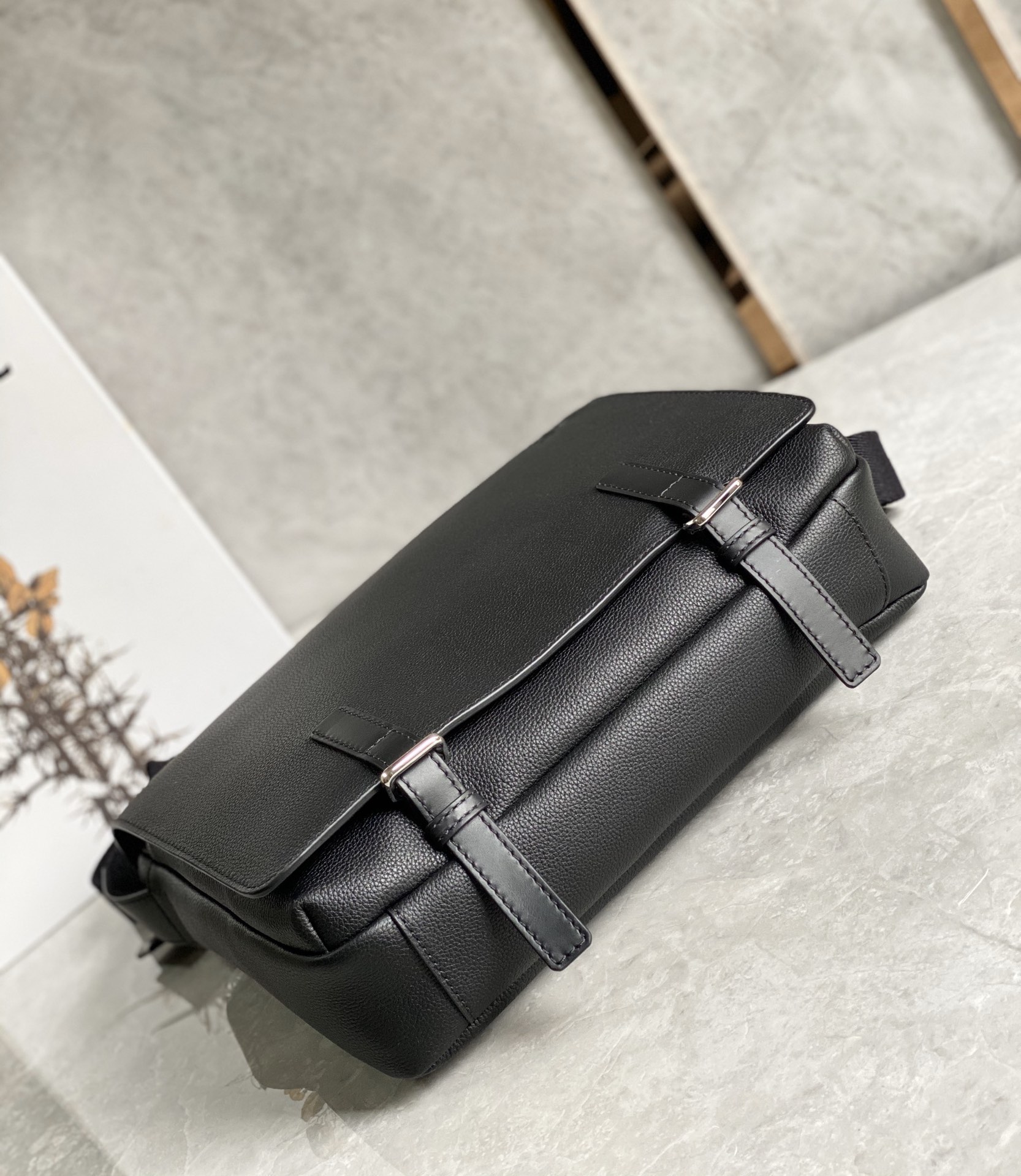 Loewe 柔软粒面牛皮革军用邮差包 B553A14X03
