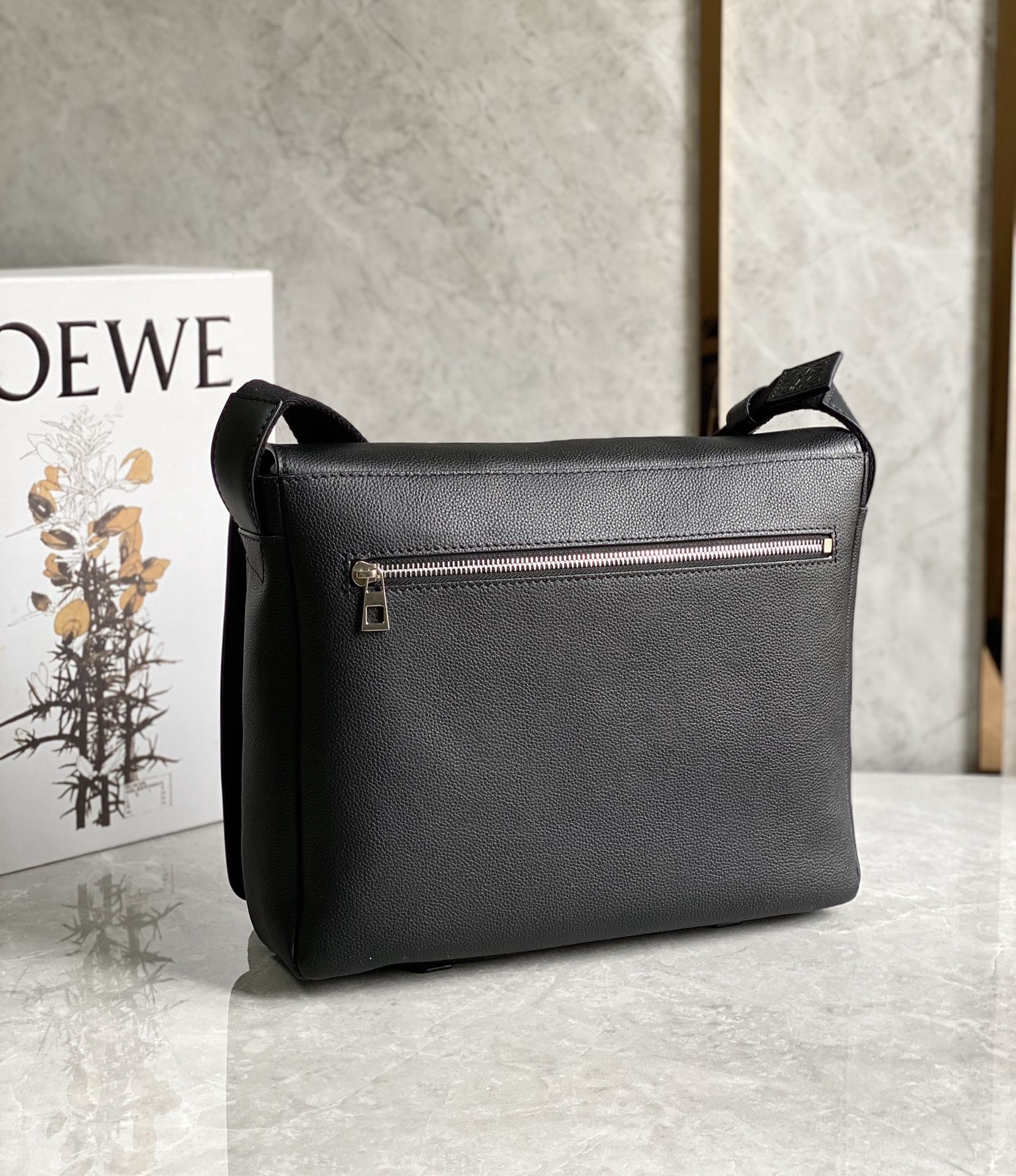 Loewe 柔软粒面牛皮革军用邮差包 B553A14X03