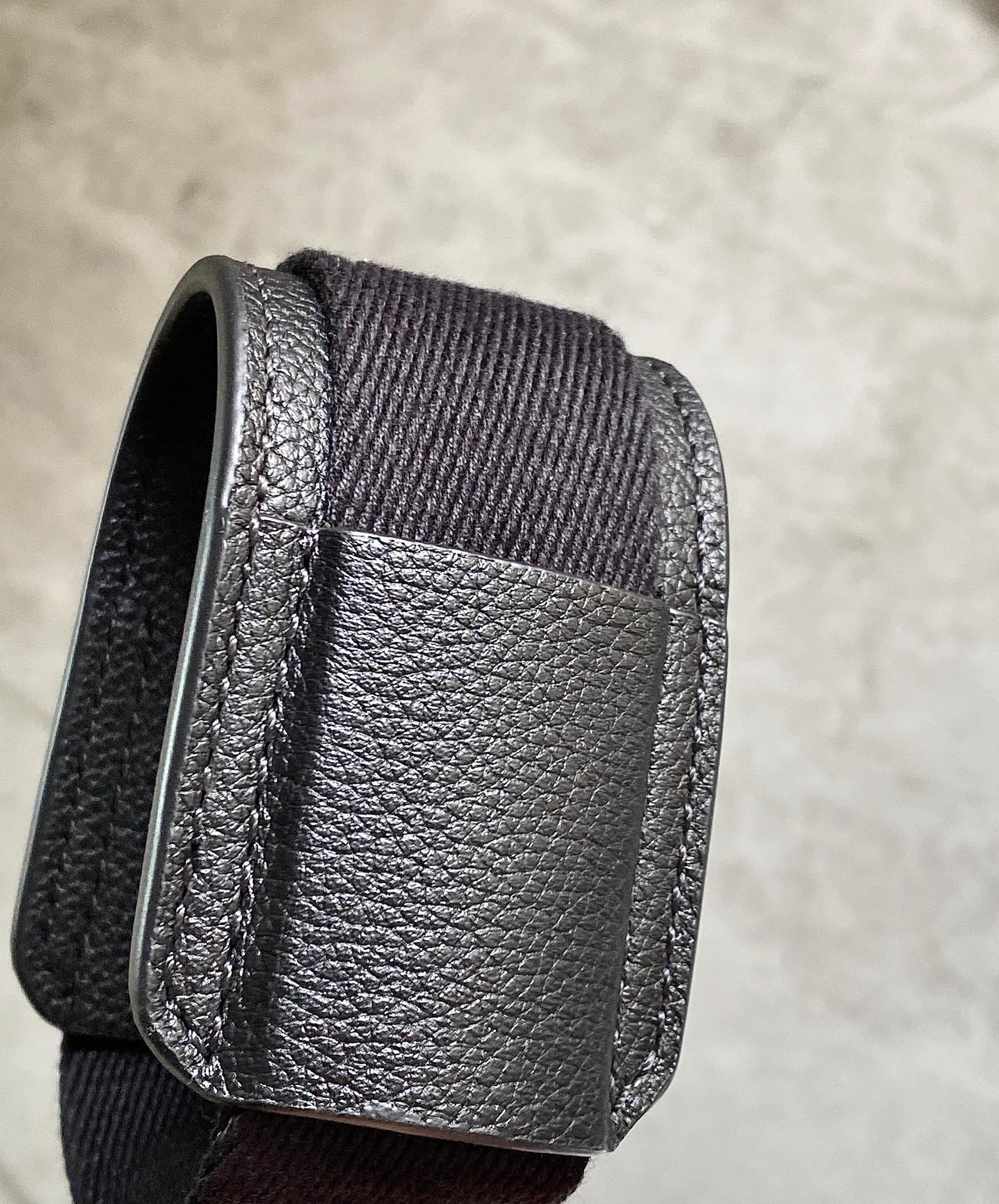 Loewe 柔软粒面牛皮革军用邮差包 B553A14X03