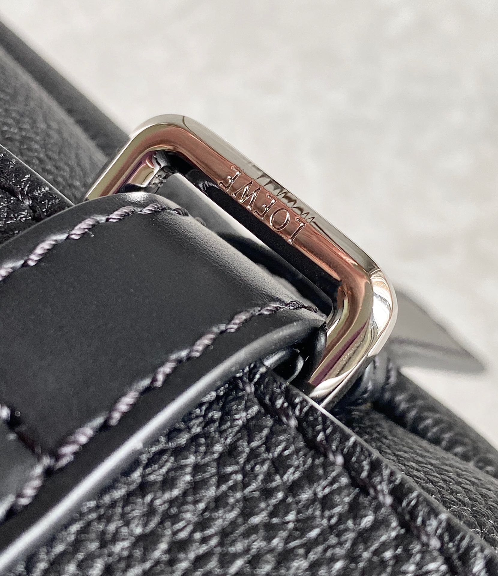 Loewe 柔软粒面牛皮革军用邮差包 B553A14X03