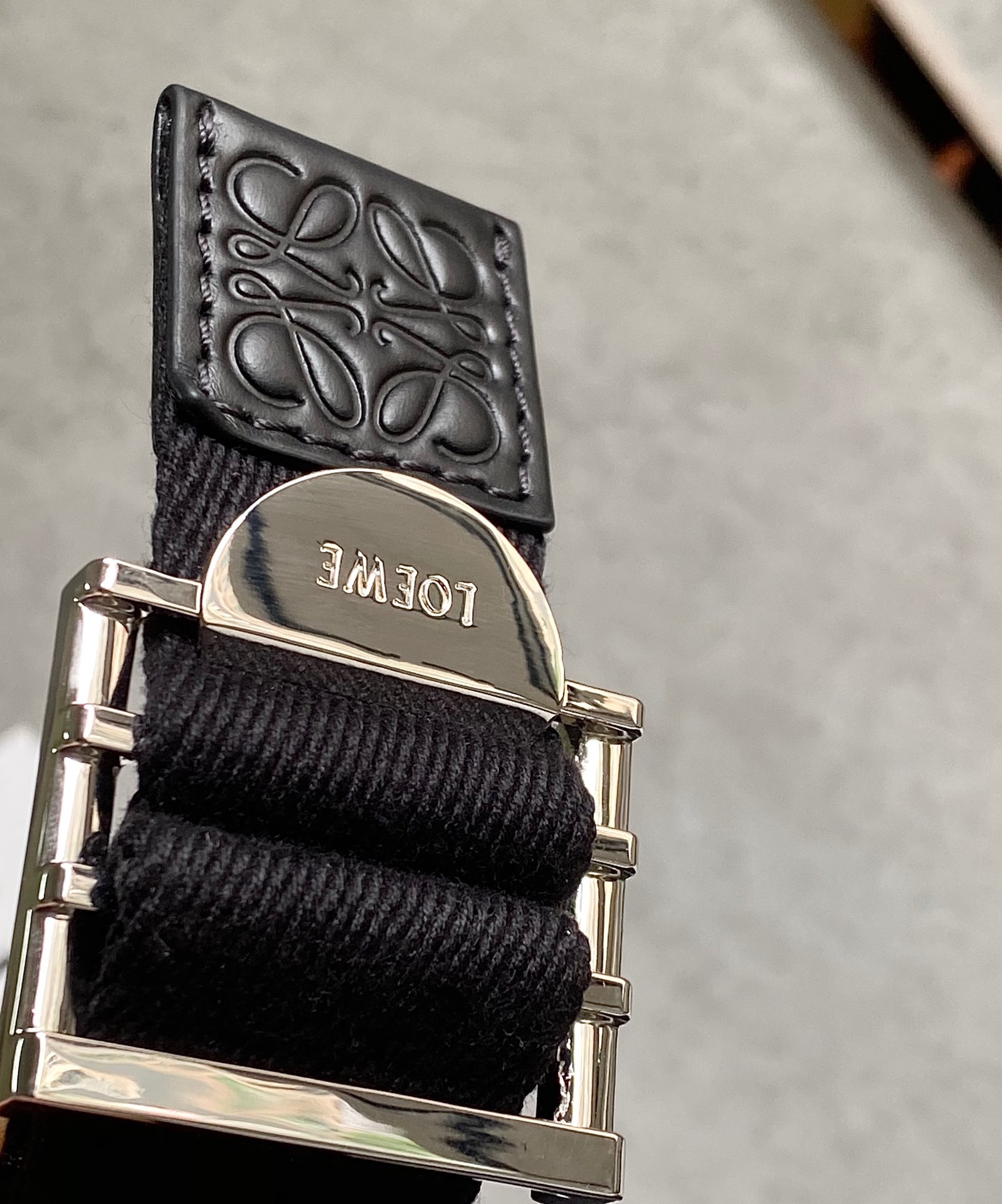 Loewe 柔软粒面牛皮革军用邮差包 B553A14X03