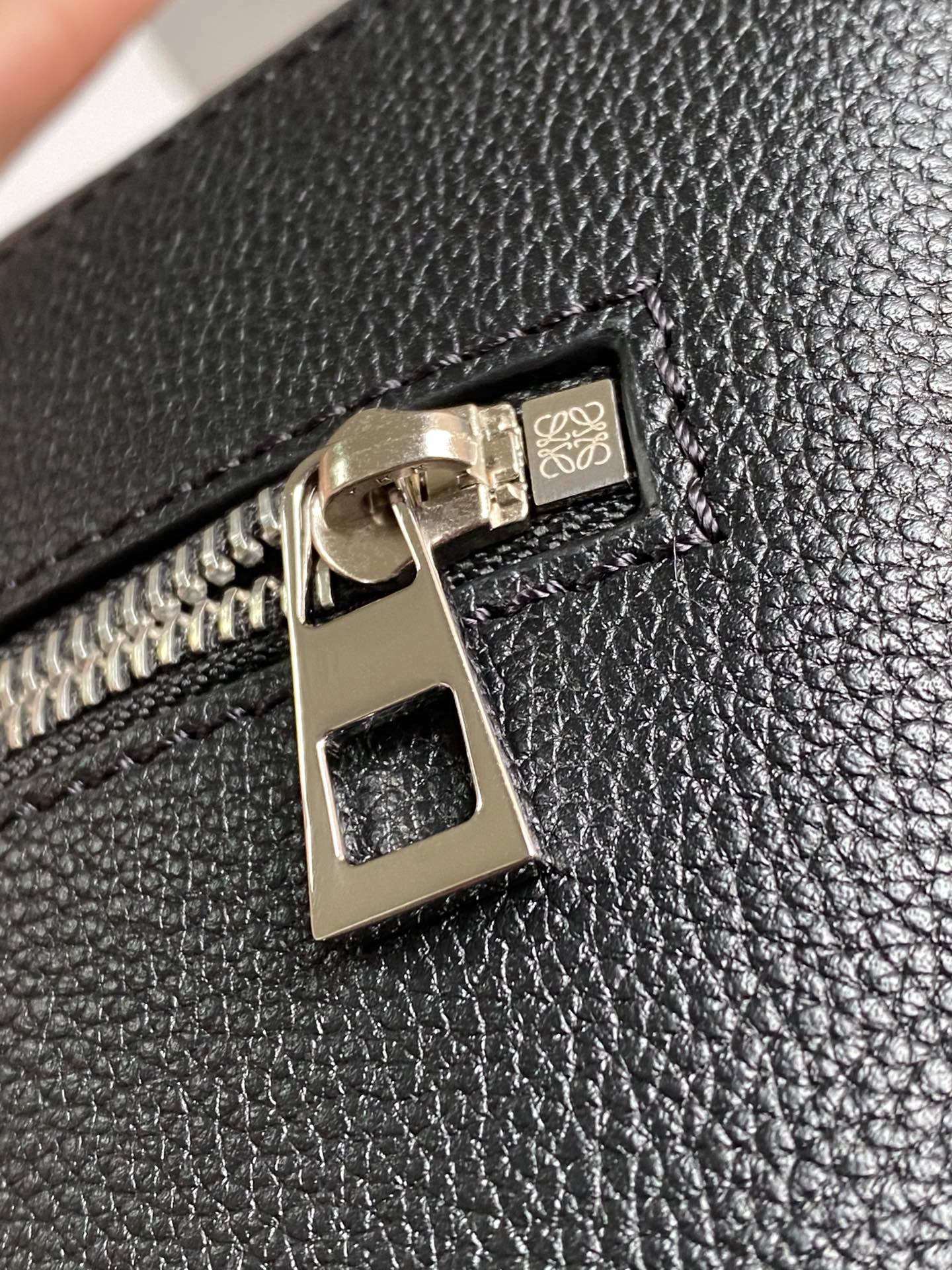 Loewe 柔软粒面牛皮革军用邮差包 B553A14X03