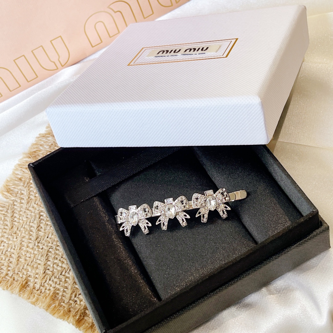 NO:103812,Miumiu Three bows, rhinestone hairpins, selected counter consistent materials, letter logo, seiko, simple and luxurious style, light and luxurious, beautiful, hairpins, Miumiu, miumiu, hairpins19860909Miumiu 缪缪 三蝴蝶结 水钻发夹 精选专柜一致材质 字母Logo 精工打造简约奢华风 轻奢美腻了 发夹,Miumiu,miumiu,hairpins,Jewelry