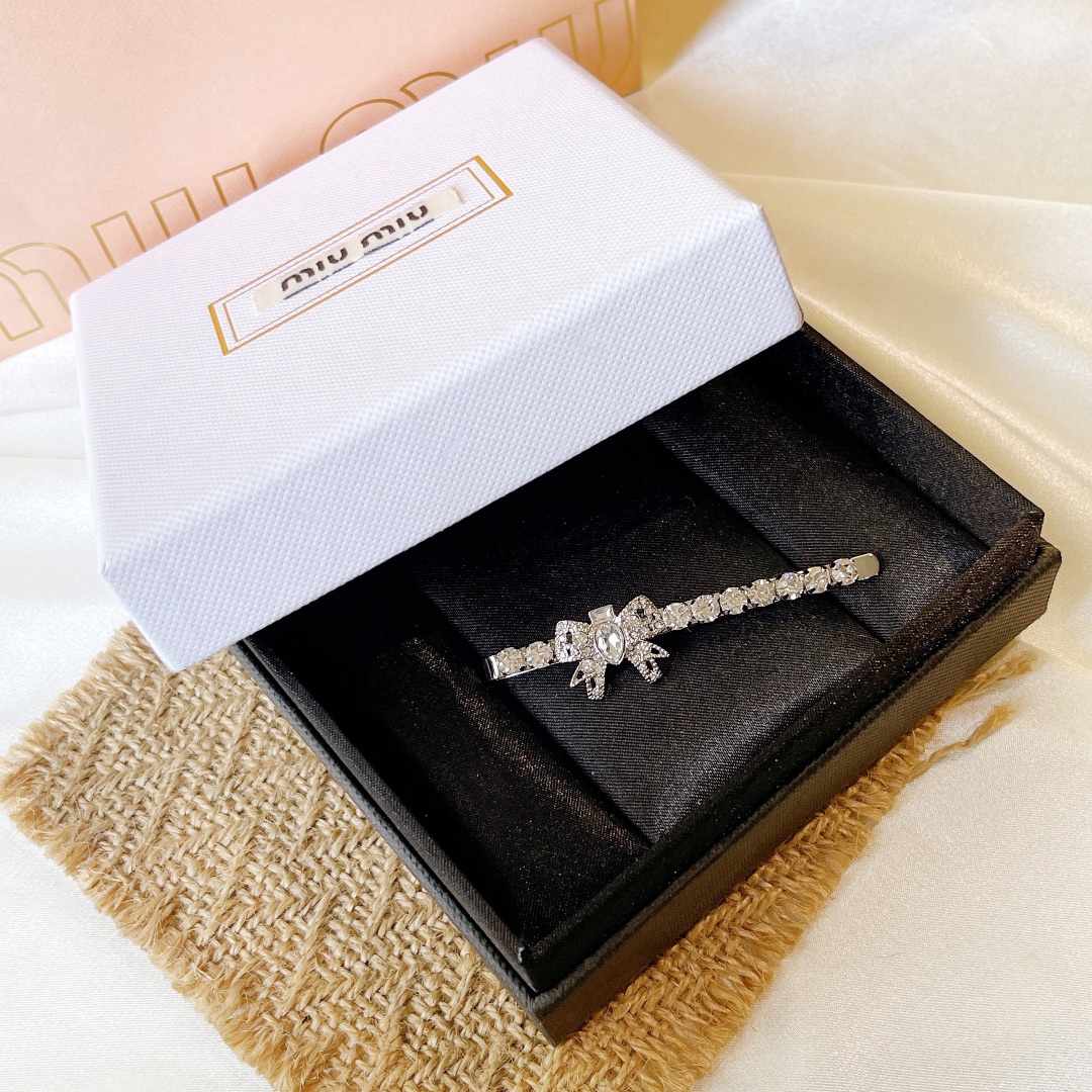 NO:103823,Miumiu Bow Rhinestone Hairpins Selected counter consistent materials Letter Logo Seiko create simple and luxurious style Light luxury and beautiful Hairpins, Miumiu, miumiu, hairpins19860909Miumiu 缪缪 蝴蝶结 水钻发夹 精选专柜一致材质 字母Logo 精工打造简约奢华风 轻奢美腻了 发夹,Miumiu,miumiu,hairpins,Jewelry