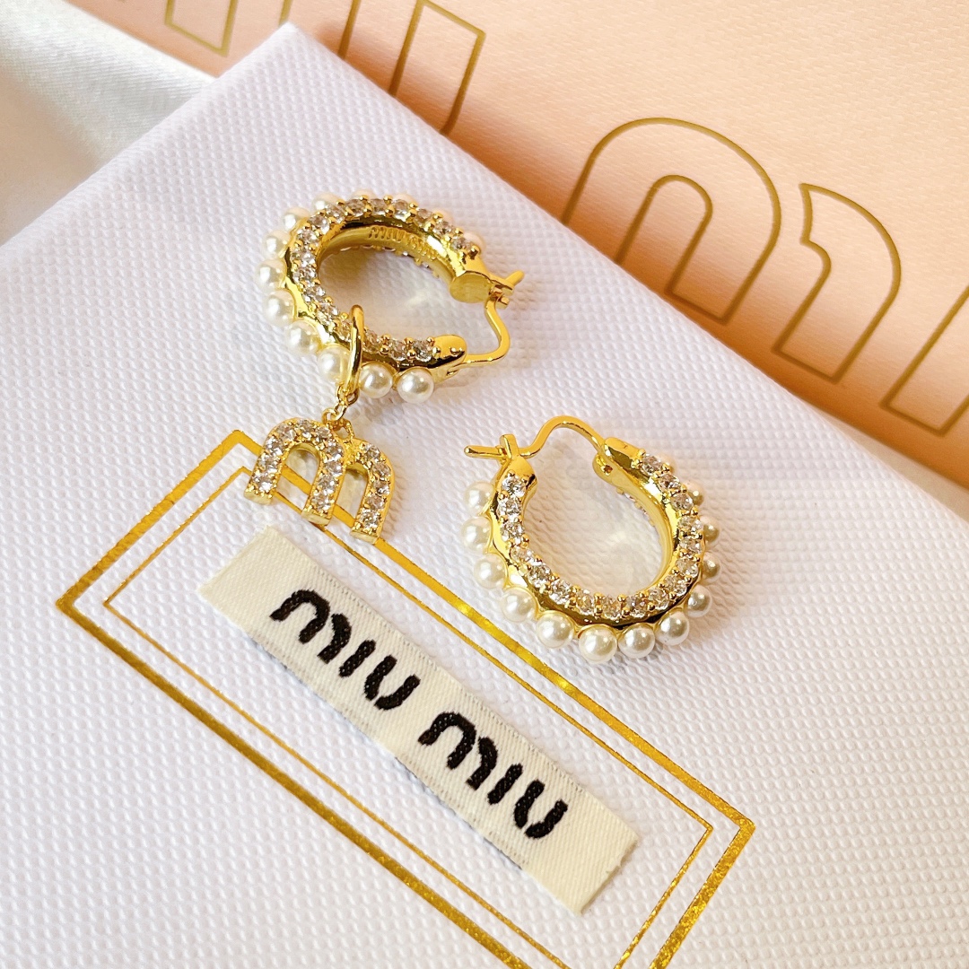 NO:103809,Miumiu Texture Alphabet Pearl Light luxury niche style earrings Simple letters Design Full of beauty Styling design Pearl embellishment is smaller and more retro and fashionable Summer matching must-have items so beautiful Buy it Gold, Miumiu, miumiu, earrings, gold19860909Miumiu 缪缪 质感 字母珍珠 轻奢小众风格耳环 简约字母 设计感 美感十足 造型设计 珍珠点缀更加小复古时尚 夏日搭配必备单品 太美了 买它 黄金色,Miumiu,miumiu,earrings,gold,Jewelry