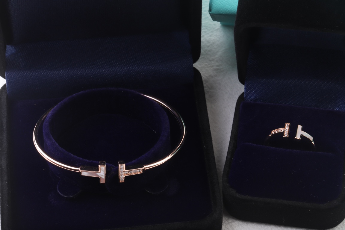 Tiffany & Co. 白贝半钻手镯和戒指