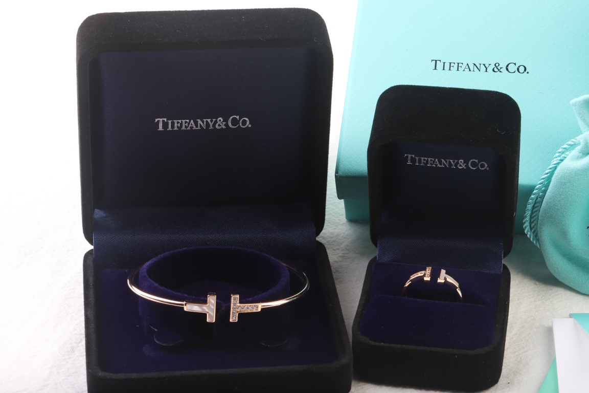 Tiffany & Co. 白贝半钻手镯和戒指