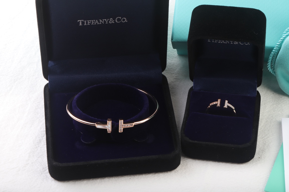 Tiffany & Co. 白贝半钻手镯和戒指