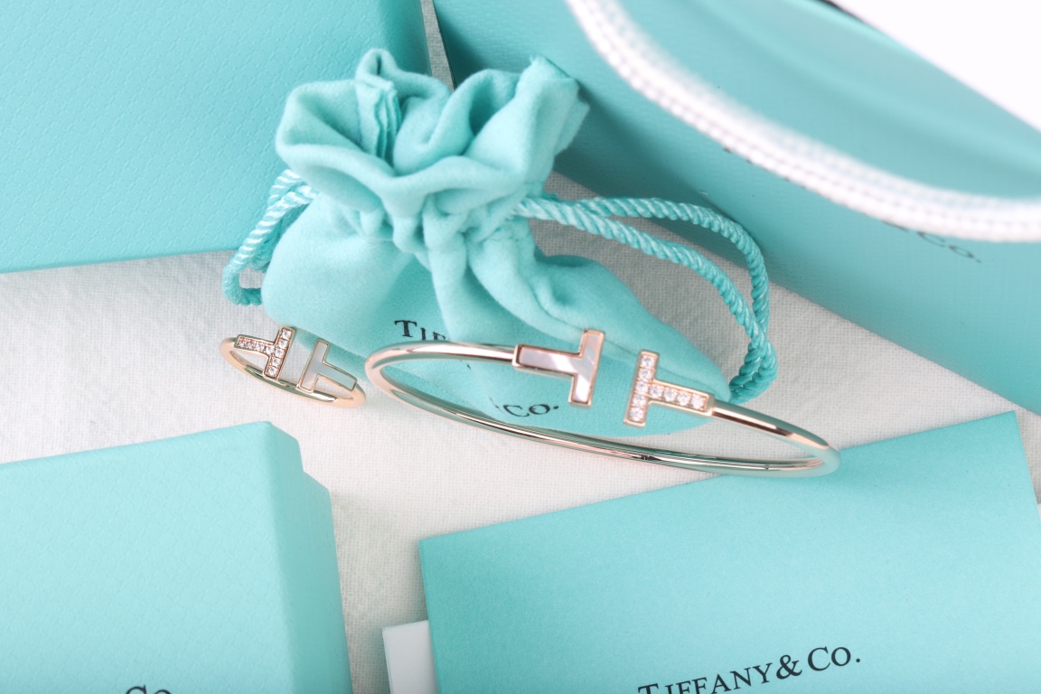 Tiffany & Co. 白贝半钻手镯和戒指
