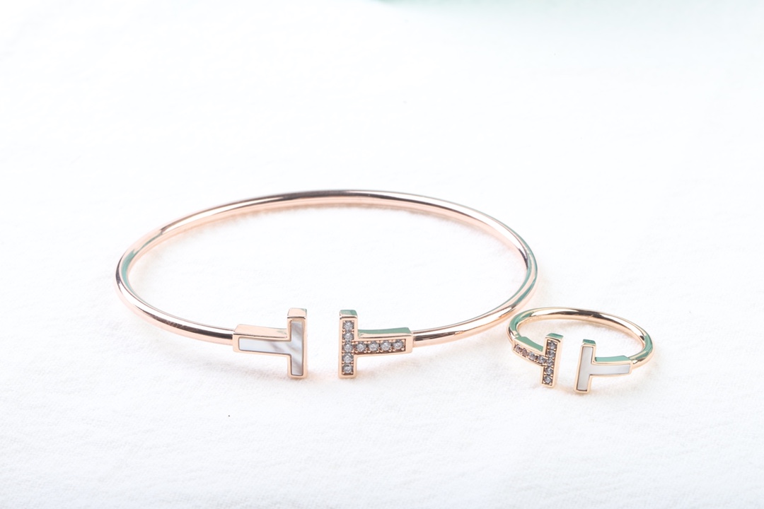 Tiffany & Co. 白贝半钻手镯和戒指
