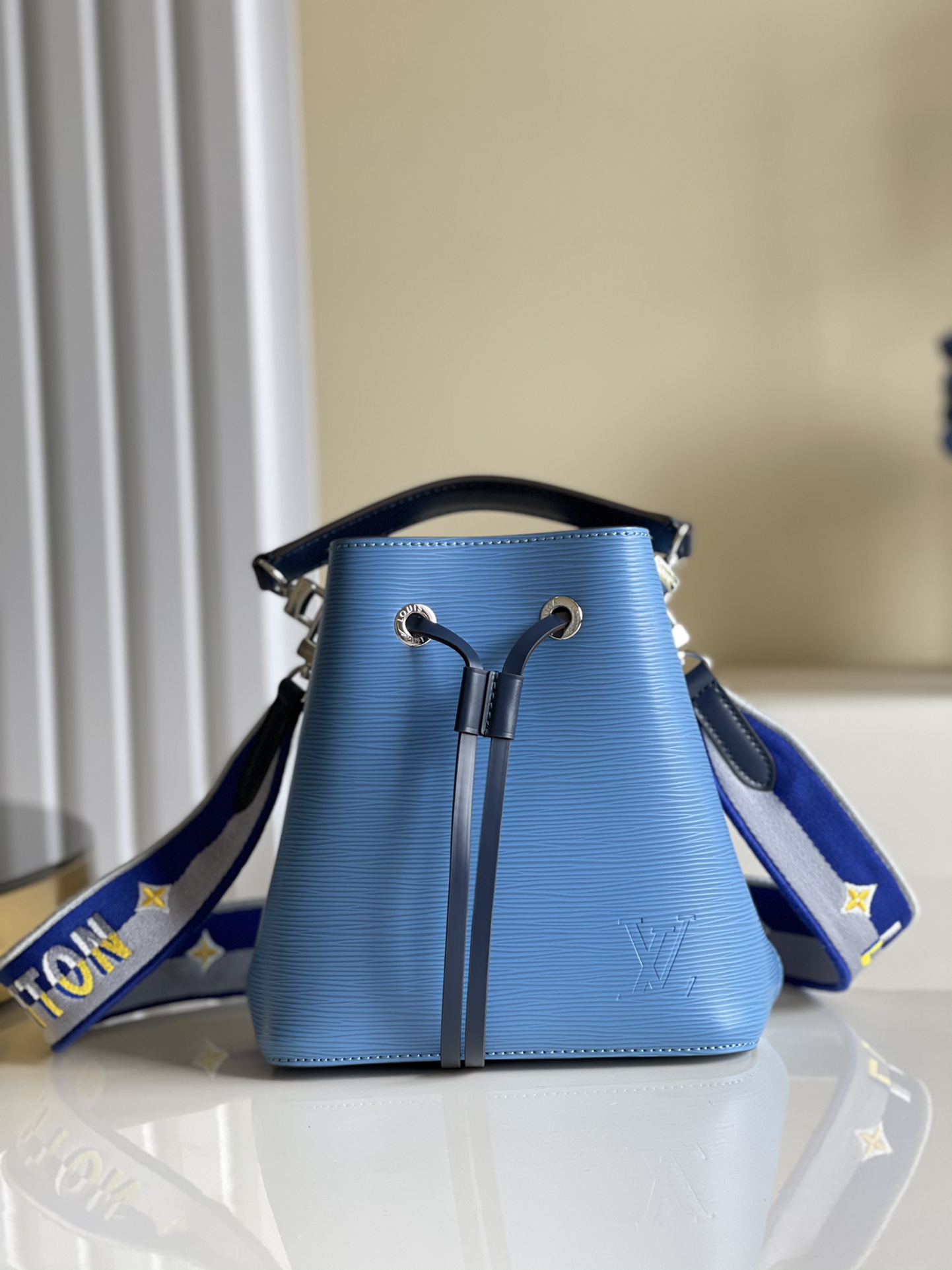 NO:396817,【Exclusive real photo M53610 blue color】NéoNoé BB handbag follows Louis Vuitton's classic Noé bucket bag design, exquisite size exudes fresh vitality. Epi cowhide is textured and combines leather drawstrings and trim to create a contrast between appearance and touch. The top handle is removable, and the embossed shoulder straps are adjustable to create a portable and crossbody shape. 20.0x 20.0x 13.0 cm P.750, LV [original leather], louis vuitton, louis vuitton, cowhide19860909【独家实拍M53610蓝色色】 NéoNoé BB 手袋沿袭路易威登经典的 Noé 水桶包设计,精巧尺寸散发清新活力.Epi 牛皮呈纹理质感,与皮革抽绳和饰边共同营造观感和触感的对比.顶部提手可拆卸,缀饰按扣的肩带可调节,打造手提和斜挎造型.20.0x 20.0x 13.0 cm P.750,LV【原厂皮】,louis vuitton,louis vuitton,cowhide,Bag