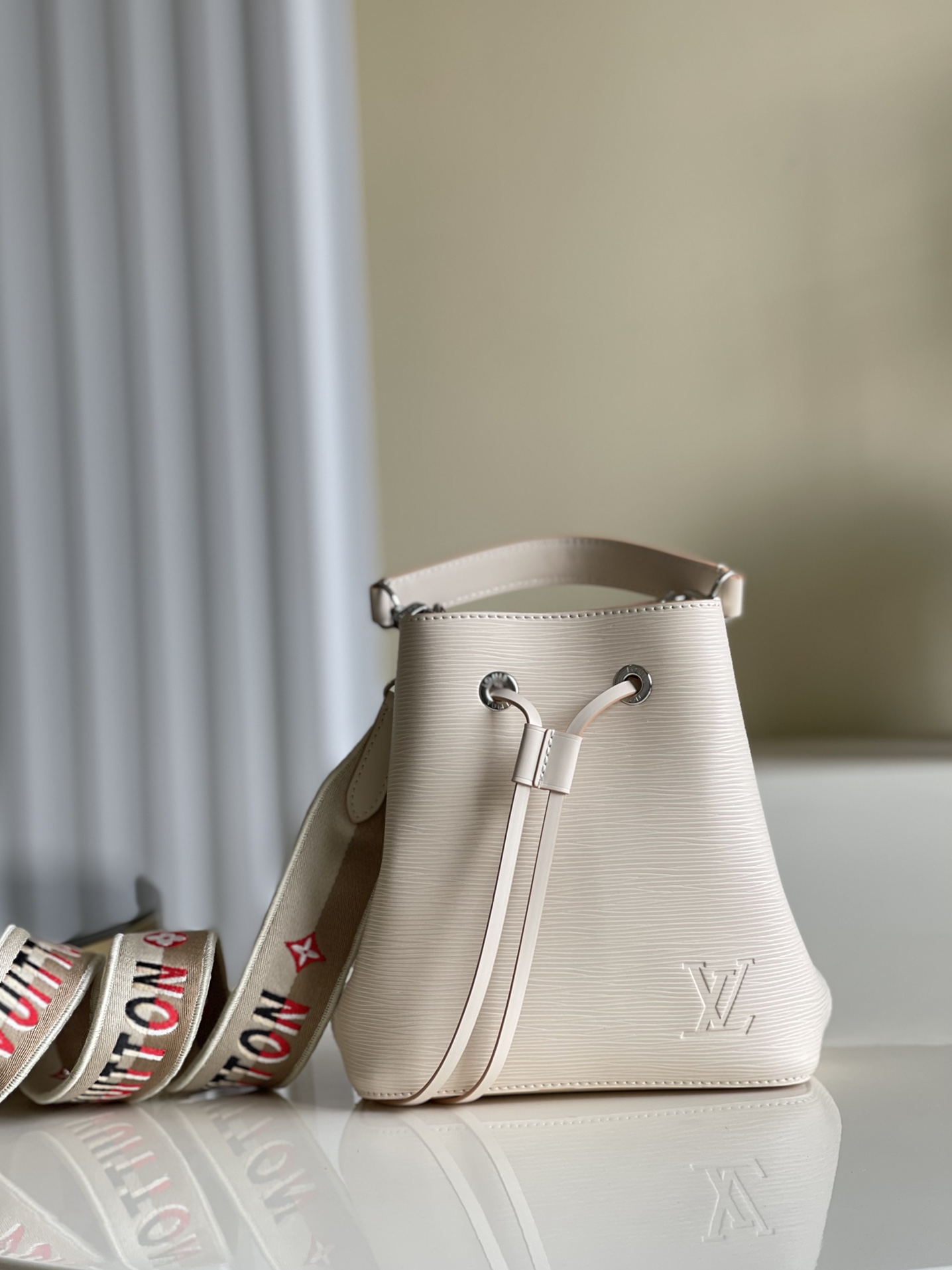 NO:396819,【Exclusive real shot of M53610 white】NéoNoé BB handbag follows Louis Vuitton's classic Noé bucket bag design, exquisite size exudes fresh vitality. Epi cowhide is textured and combines leather drawstrings and trim to create a contrast between appearance and touch. The top handle is removable, and the embossed shoulder straps are adjustable to create a portable and crossbody shape. 20.0x 20.0x 13.0 cm P.750, LV [original leather], louis vuitton, louis vuitton, cowhide19860909【独家实拍M53610白色】 NéoNoé BB 手袋沿袭路易威登经典的 Noé 水桶包设计,精巧尺寸散发清新活力.Epi 牛皮呈纹理质感,与皮革抽绳和饰边共同营造观感和触感的对比.顶部提手可拆卸,缀饰按扣的肩带可调节,打造手提和斜挎造型.20.0x 20.0x 13.0 cm P.750,LV【原厂皮】,louis vuitton,louis vuitton,cowhide,Bag