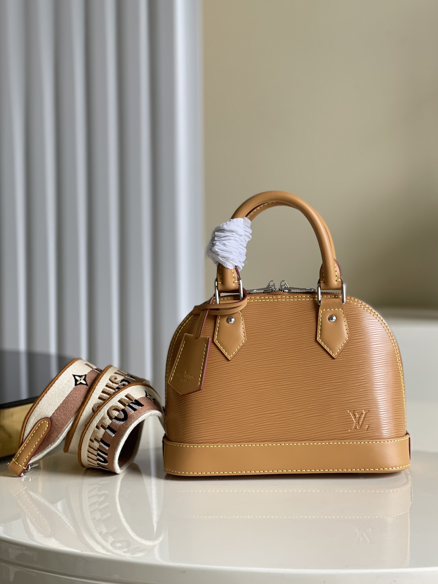 NO:396821,【Exclusive real photo M40302 caramel】ALMA BB handbag Water corrugated shell bag embossed small prototype. Its prototype is a classic bag designed in 1934 with a very artistic decoration style. The Alma BB handbag comes with a removable shoulder strap for light crossbody. Water corrugated green shell oo[handshake][handshake] This handbag, which uses Epi leather to perform a new and fashionable interpretation of the classic shape, has a series of bright and bright colors to choose from. Size 25.0×19.0×11.0cm p.850, LV [original leather], louis vuitton19860909【独家实拍M40302焦糖】ALMA BB 手袋 水波纹贝壳包压花小号 其原型是在 1934 年设计的、颇具艺术装饰风格的一款经典包款.Alma BB 手袋配有一根可拆卸的肩带,用于轻便斜挎. 水波纹绿色贝壳oo[握手][握手]这款采用 Epi 皮革对经典造型进行全新时尚演绎的手袋拥有一系列艳丽、明快的色彩可供选择.尺寸25.0×19.0×11.0cm p.850,LV【原厂皮】,louis vuitton,Bag