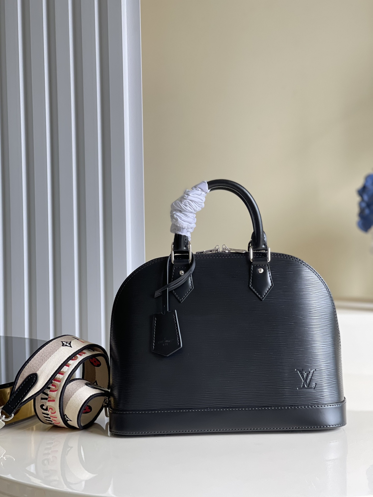 NO:396827,【Exclusive real shot M40862】ALMA handbag 32cmM40620 Indigo Blue Louis Vuitton bag Original by Gaston Vuitton He named the bag after Alma Bridge, which connects two neighbors of Paris, the fashion capital, Paris, the modern version of this bag continues its classic outline. It is equipped with Epi leather. It is bright in color and exciting. Size 32 x 24 x 15 cm p.950,LV [original leather],louis vuitton,louis vuitton,louis vuitton,louis vuitton,louis vuitton19860909【独家实拍M40862】ALMA 手袋32cmM40620靛蓝色最具结构特质的Louis Vuitton箱包 原创者是 Gaston Vuitton 他以阿尔马桥 这座连接了时尚之都巴黎两个邻居的桥梁来为包袋命名 此款包袋的现代版本延续了其经典轮廓 配以Epi 皮革 色彩明亮 振奋人心 size 32 x 24 x 15 cm p.950,LV【原厂皮】,louis vuitton,louis vuitton,Bag